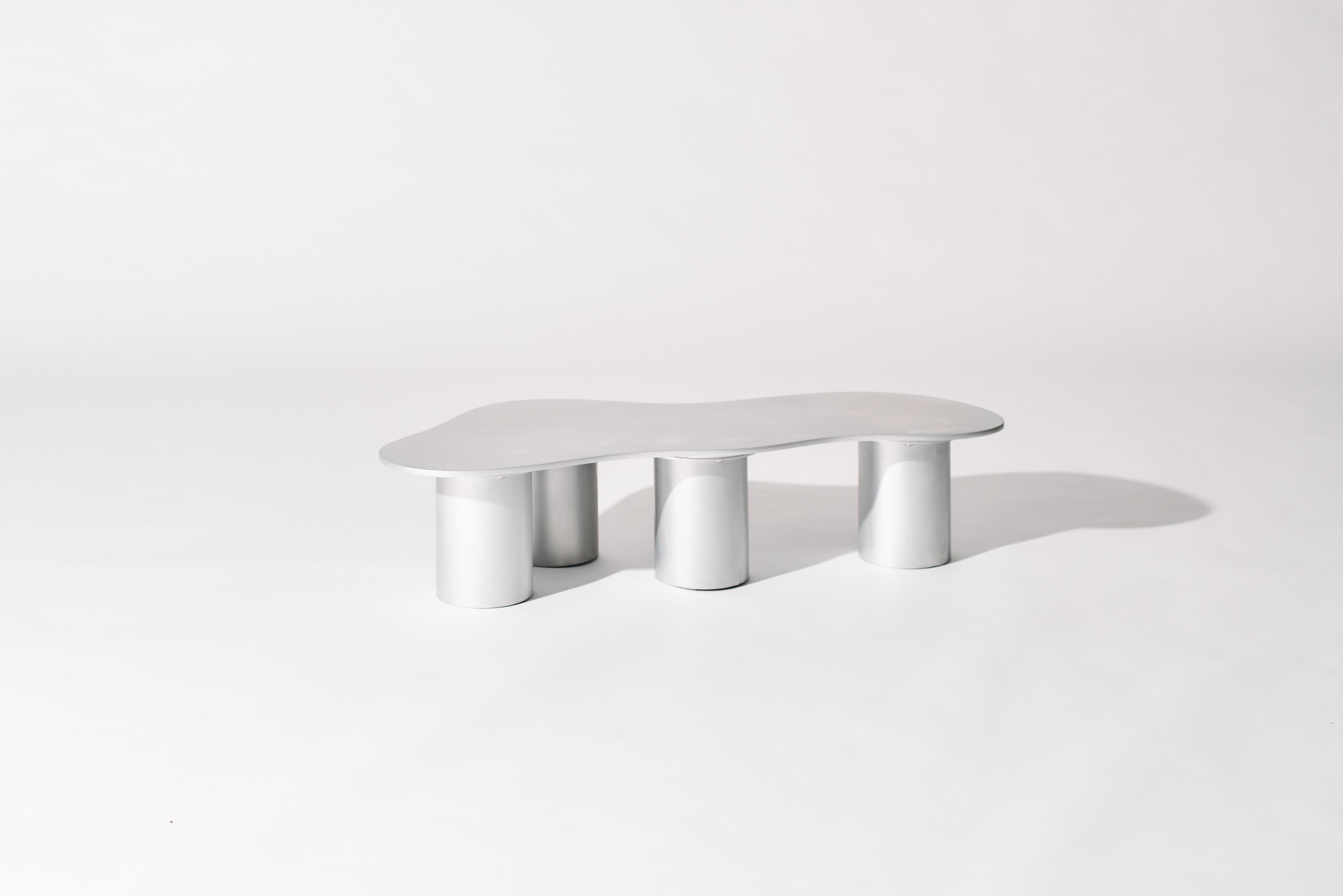 Enamorados de la versatilidad y el rendimiento de la chapa de aluminio en nuestros proyectos arquitectónicos personalizados, trabajamos para presentar una nueva familia de mesas sólo de aluminio. 

Anidando su parte superior imperfecta, parecida a