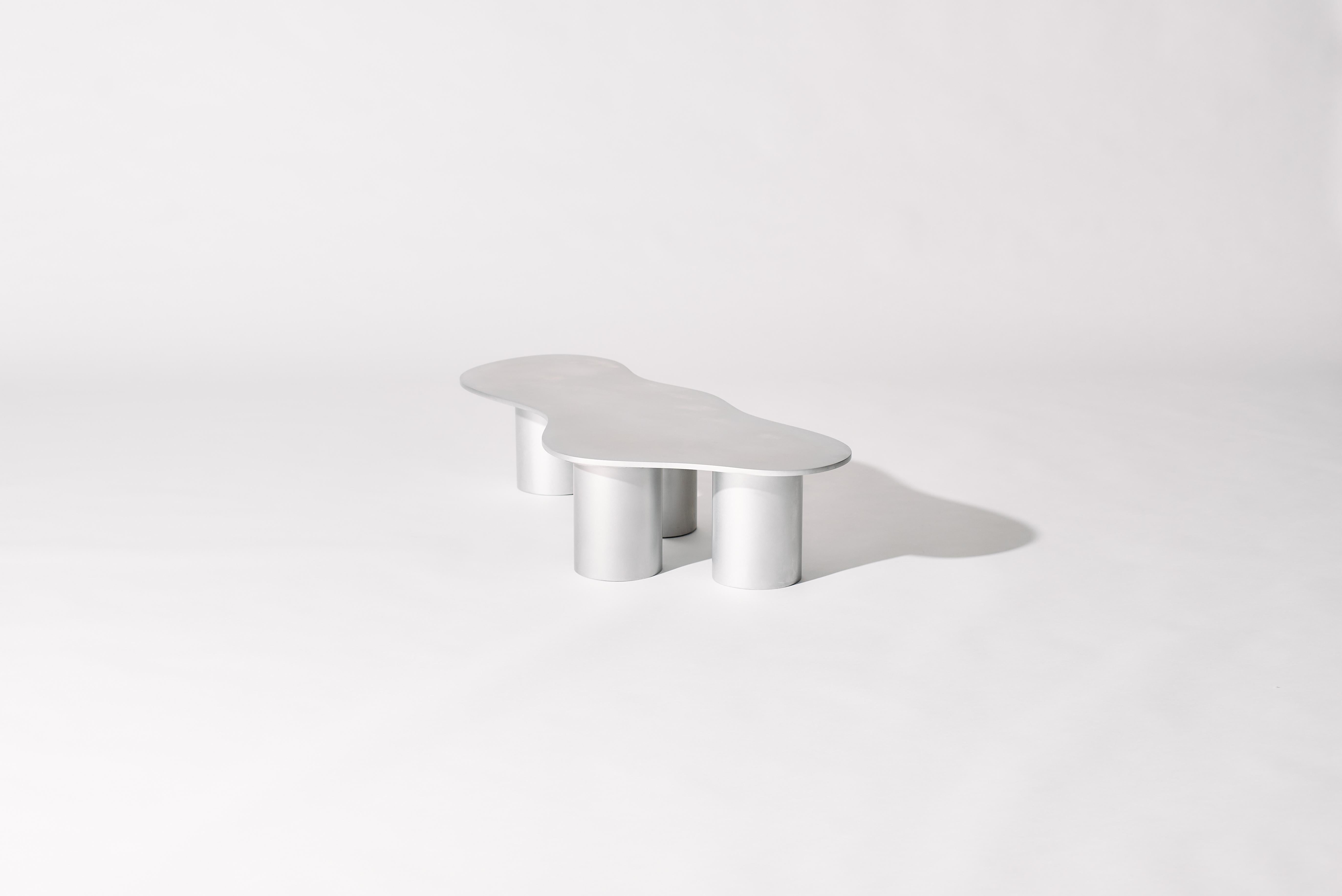 Colección Mesa Puddle - Mesa baja pequeña de aluminio con patas cilíndricas Moderno en venta
