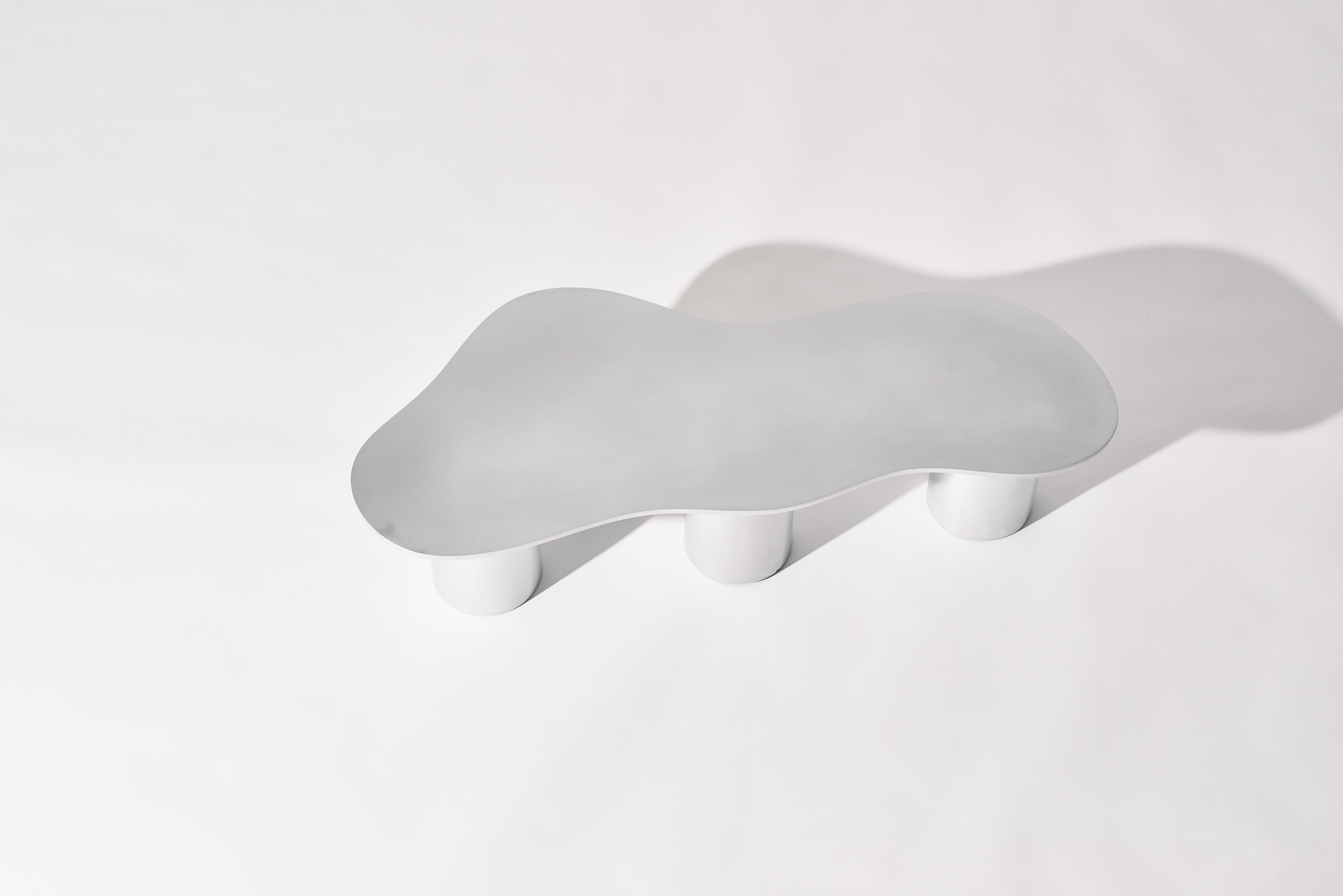Colección Mesa Puddle - Mesa baja pequeña de aluminio con patas cilíndricas Estadounidense en venta