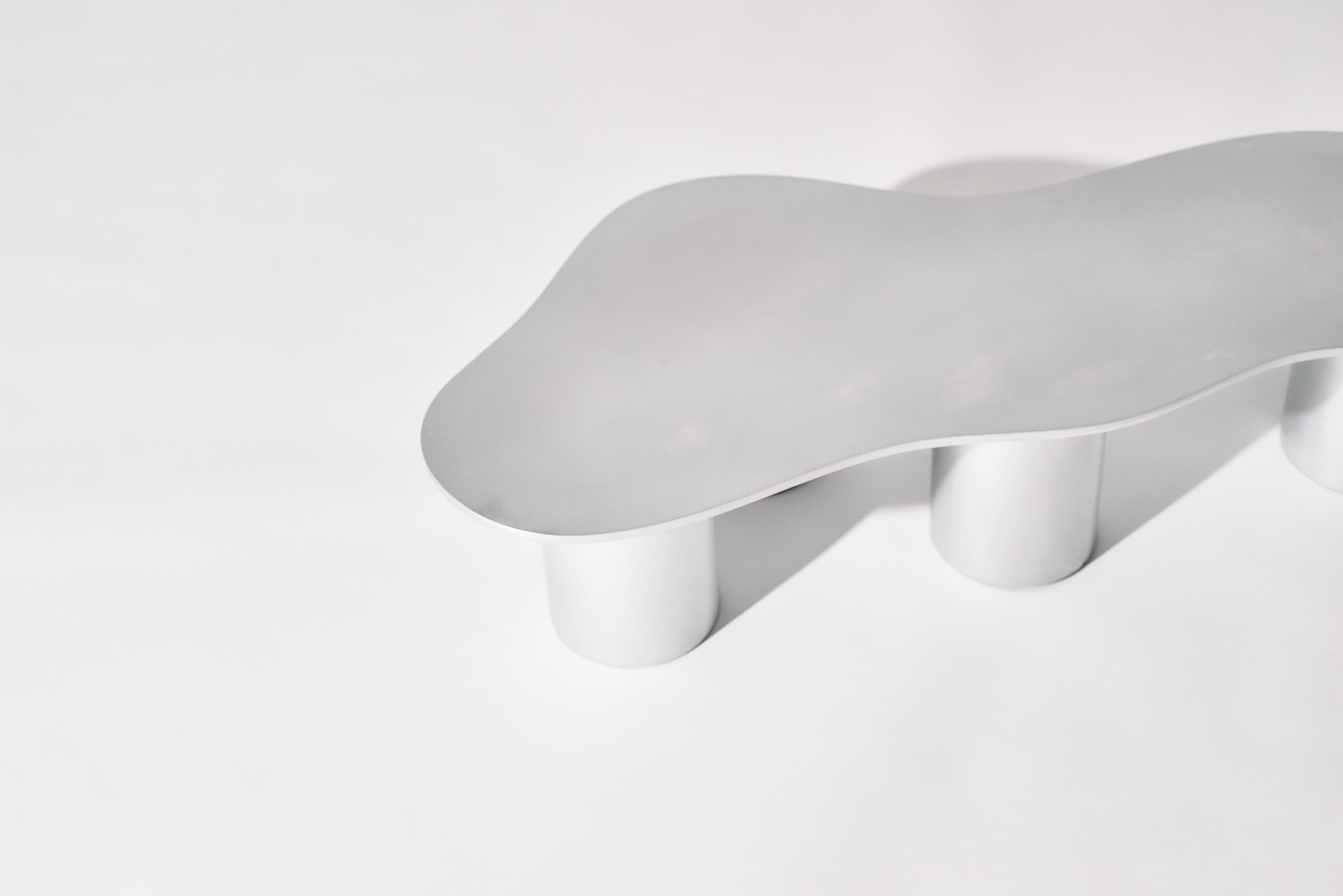 Colección Mesa Puddle - Mesa baja pequeña de aluminio con patas cilíndricas Pulido en venta