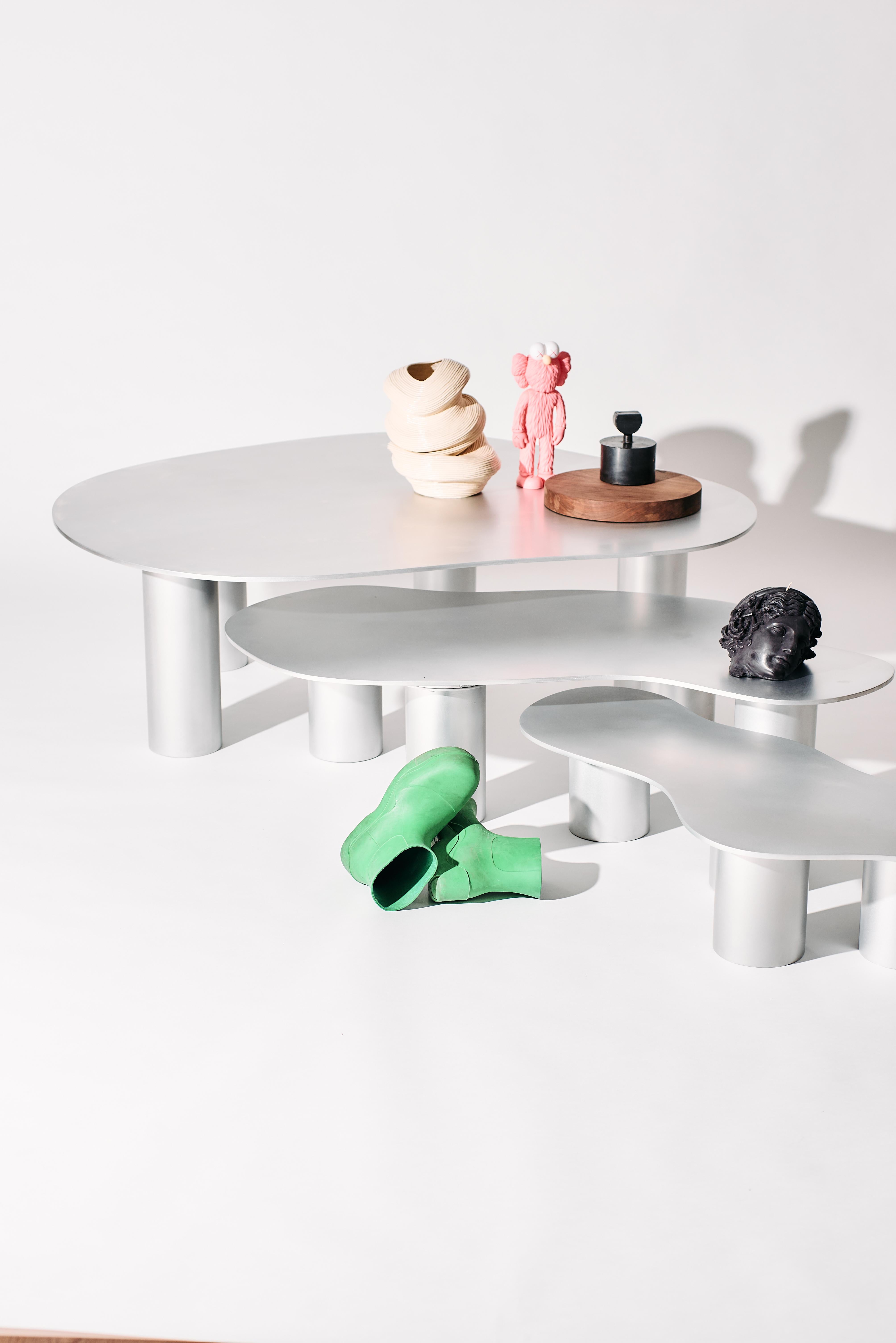 Colección Mesa Puddle - Mesa baja pequeña de aluminio con patas cilíndricas en Nuevo estado para la venta en Los Angeles, CA
