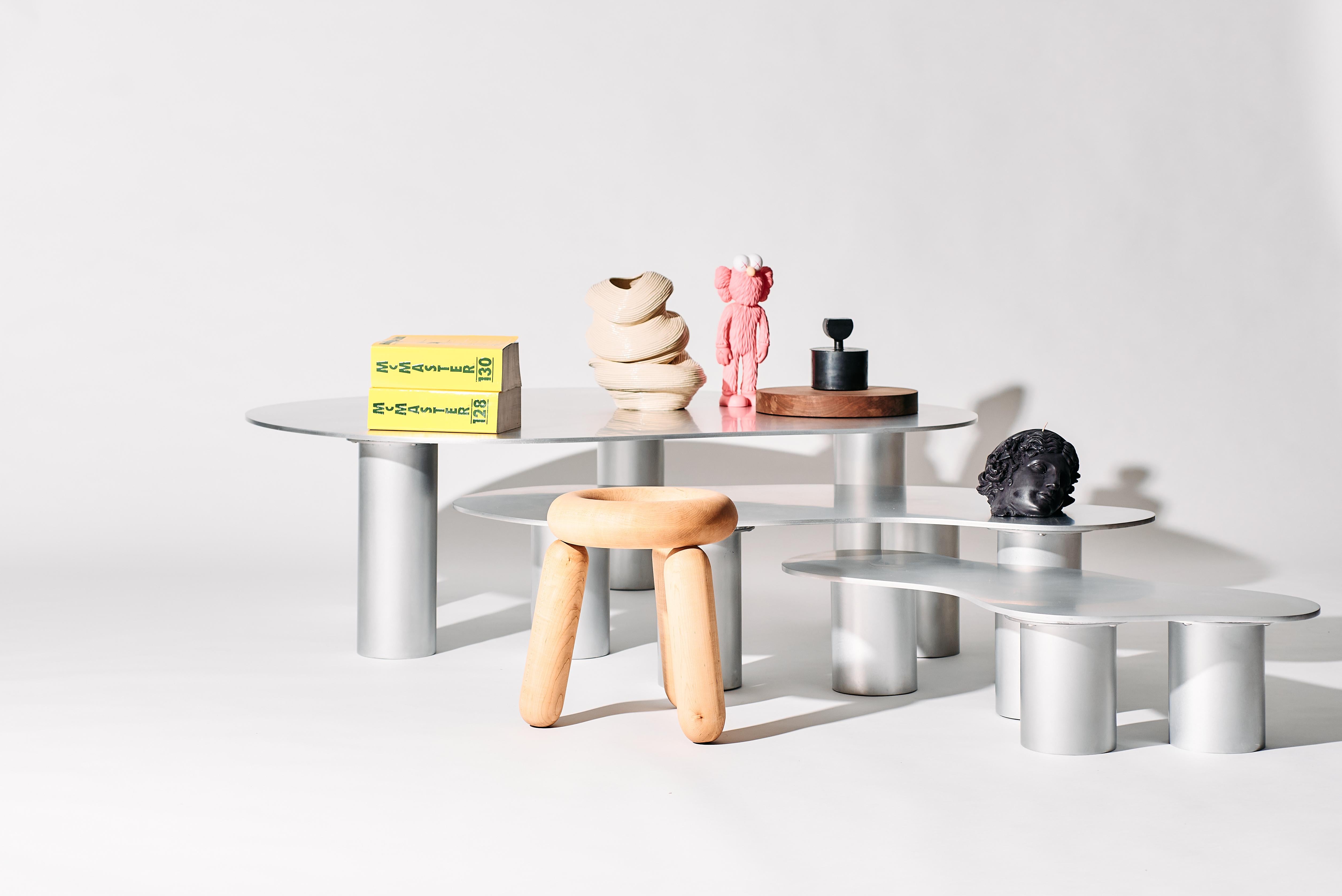Colección Mesa Puddle - Mesa baja pequeña de aluminio con patas cilíndricas Siglo XXI y contemporáneo en venta