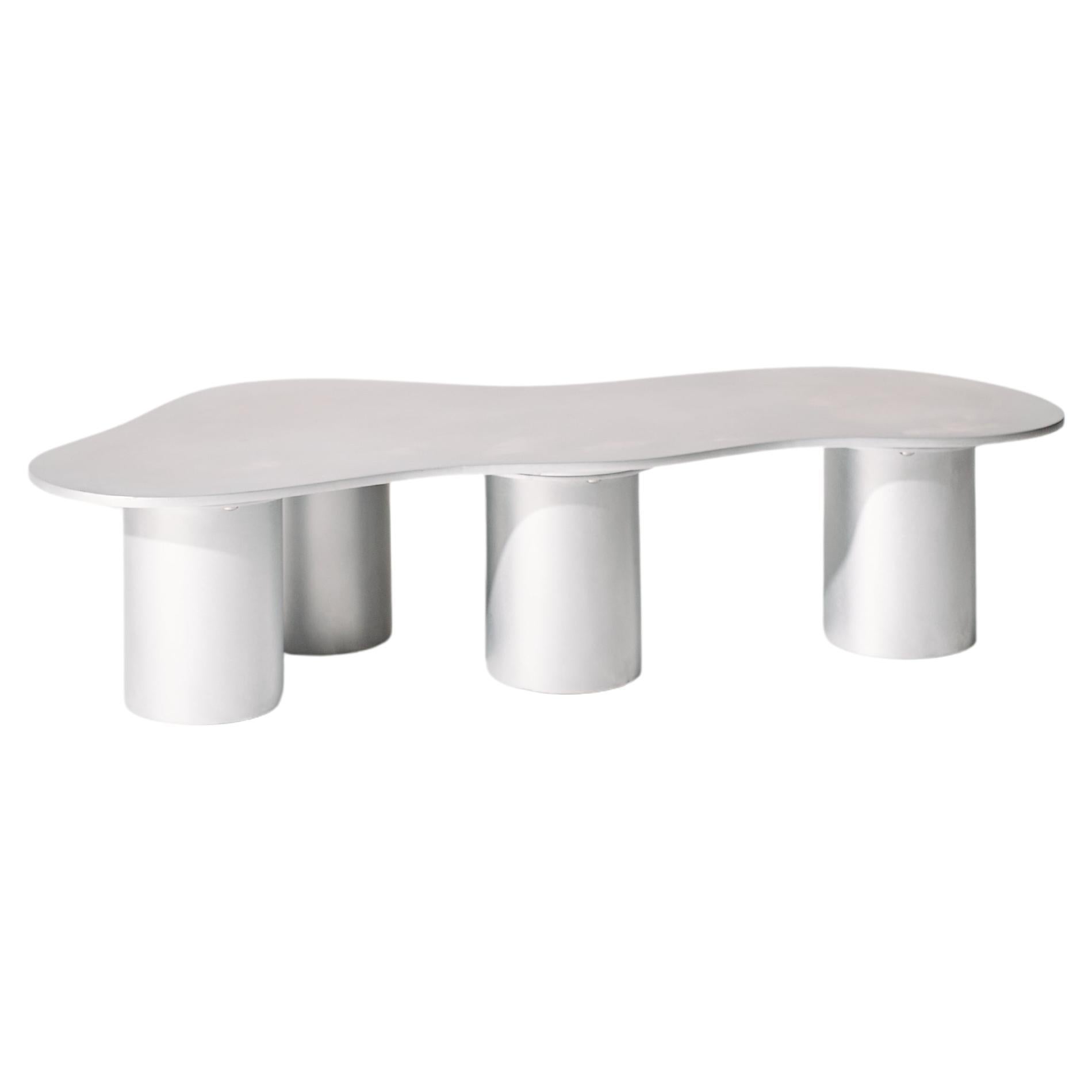 Colección Mesa Puddle - Mesa baja pequeña de aluminio con patas cilíndricas en venta