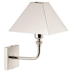 Die Wandleuchte „Pyramid“ mit einem aus Messing gegossenen und handgeschliffenen Schirm in poliertem Nickel