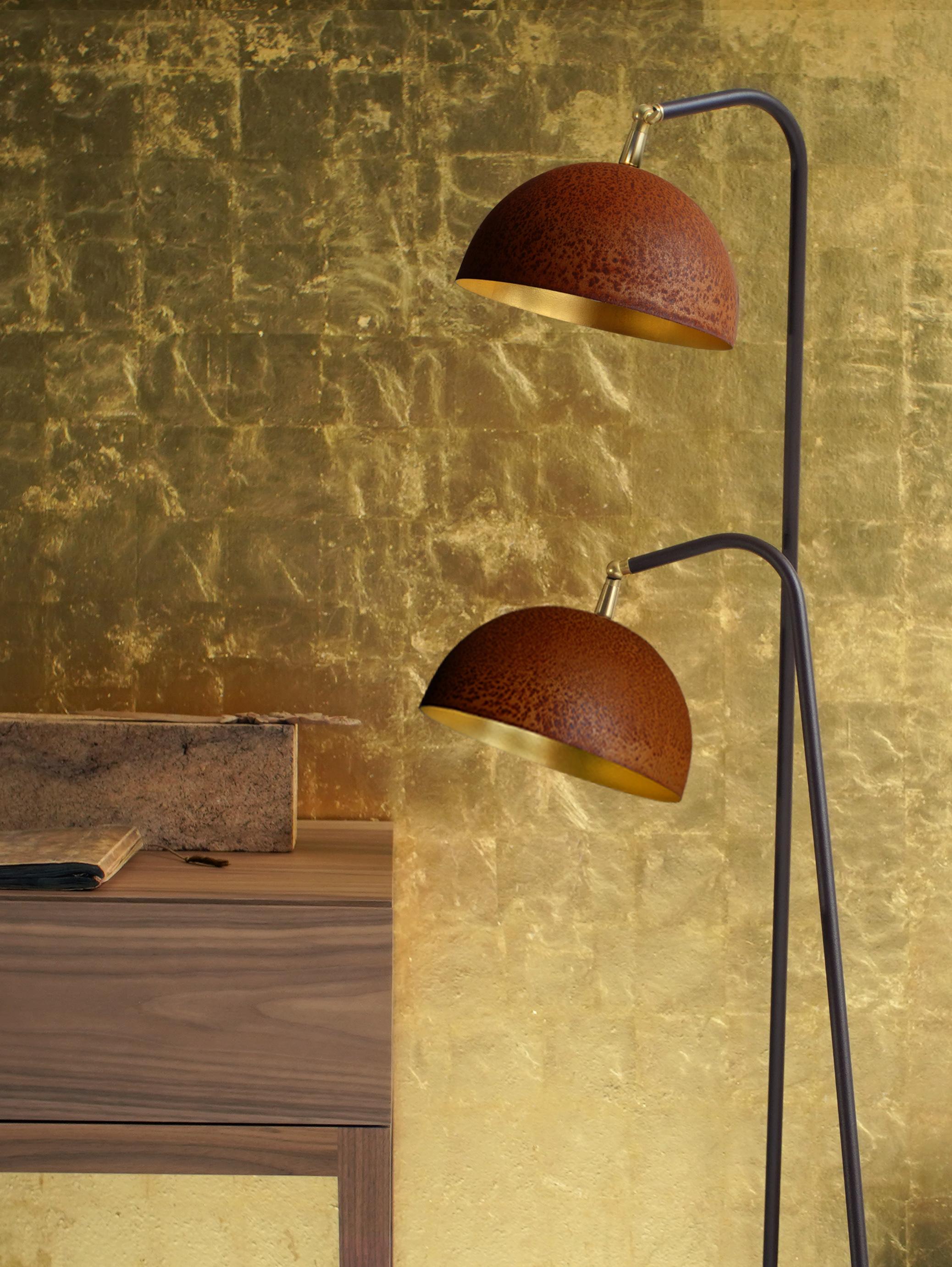 Lampadaire double La Reine par Mammalampa
Pièce unique.
Conçu par Ieva Kalēja.
Dimensions : Ø 55 x H 148 cm : Ø 55 x H 148 cm.
MATERIAL : Acier corrodé, acier peint et plaque d'or de 23,75 carats.

Toutes nos lampes peuvent être câblées en fonction