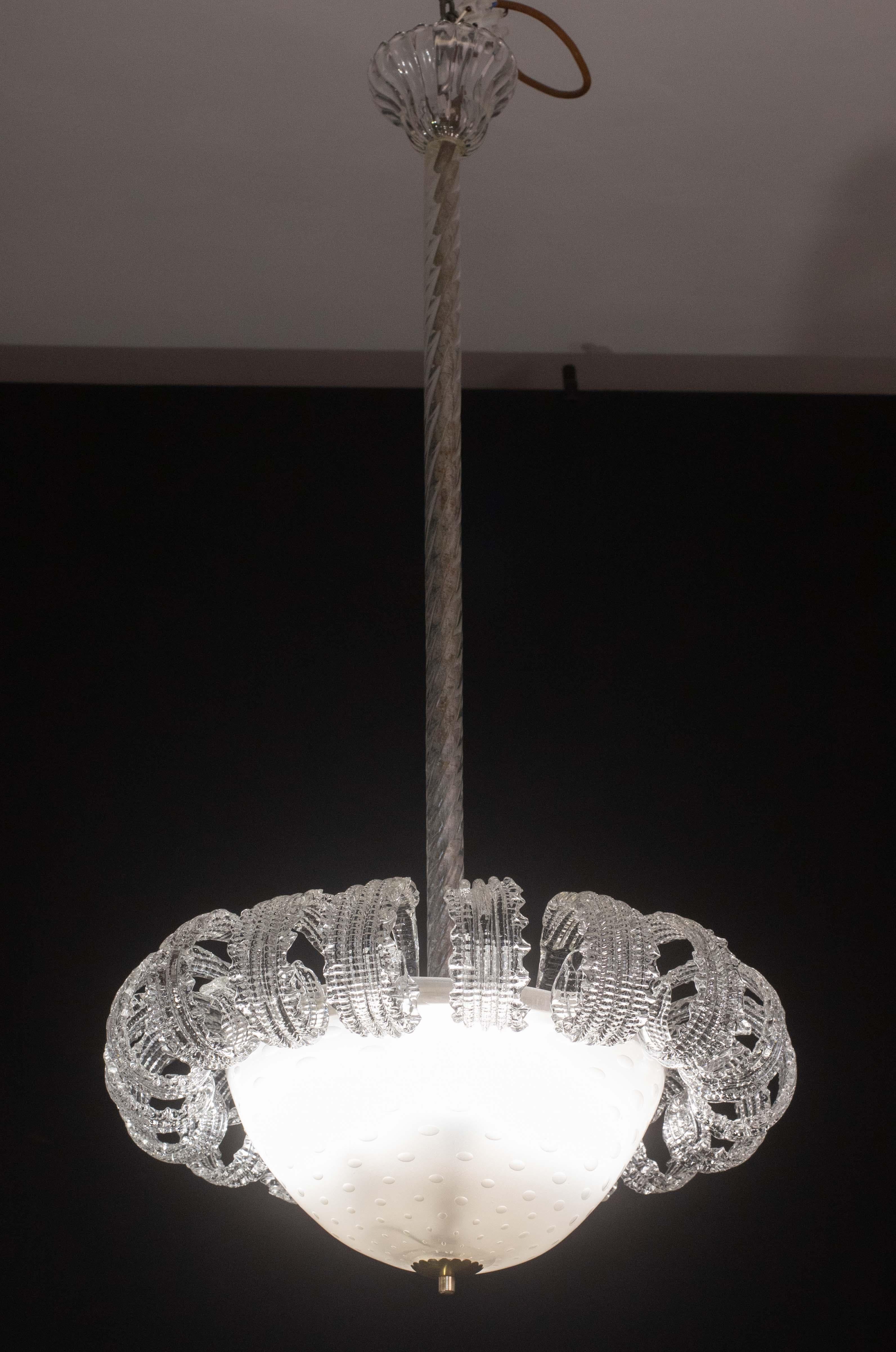 Magnifique lustre de Murano de style art déco attribué aux verreries Barovier&Toso.

Période de production : 1940-1950.

Le lustre se compose d'un magnifique bol central en verre 