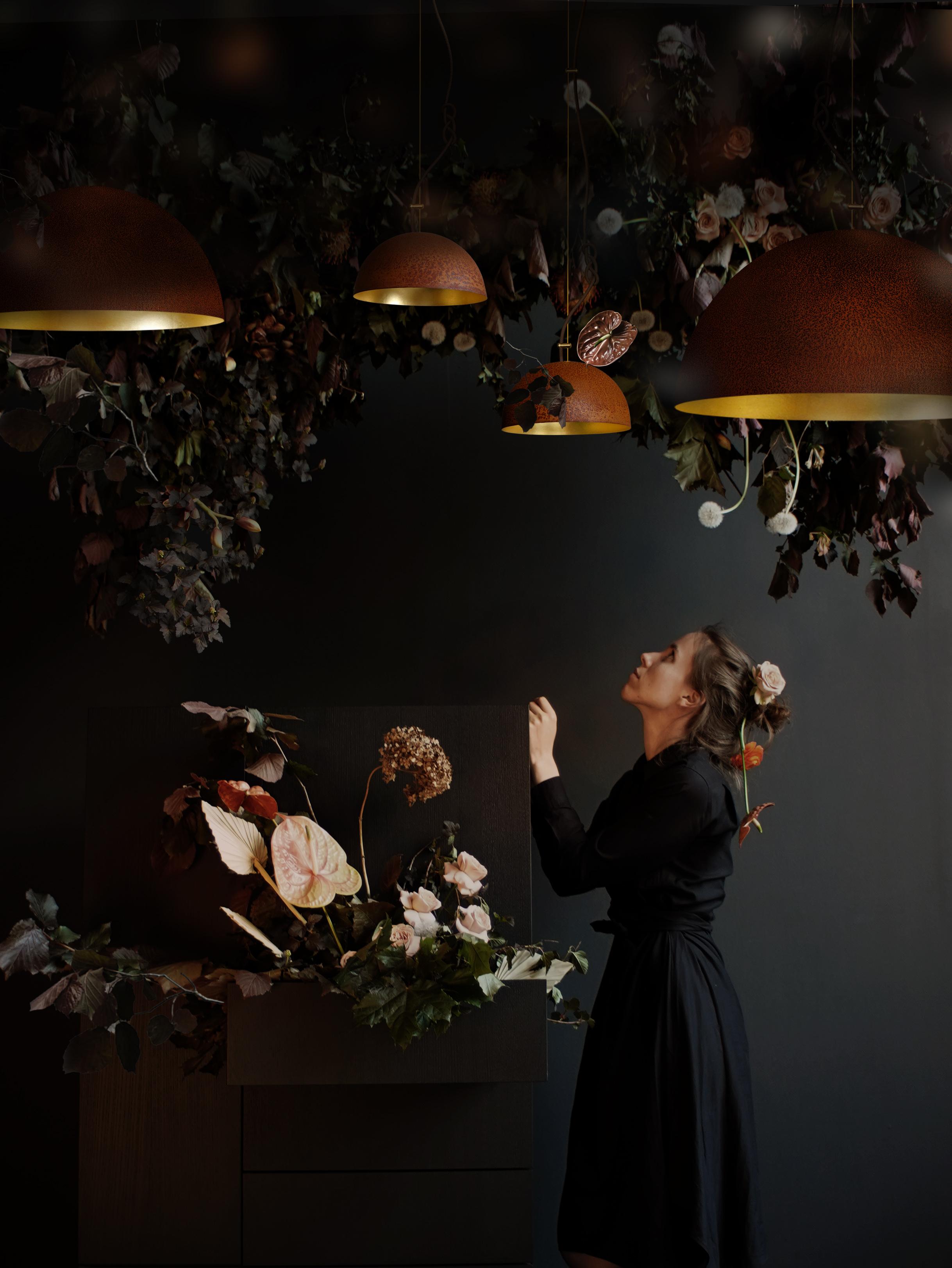 Lampada a sospensione grande The Queen di Mammalampa
Un pezzo unico.
Creato da Ieva Kalēja.
Dimensioni: Ø 57 x H. 200 cm.
Materiali: Acciaio corroso e lastra d'oro da 23,75 carati.

Disponibile in diverse dimensioni. Tutte le nostre lampade possono