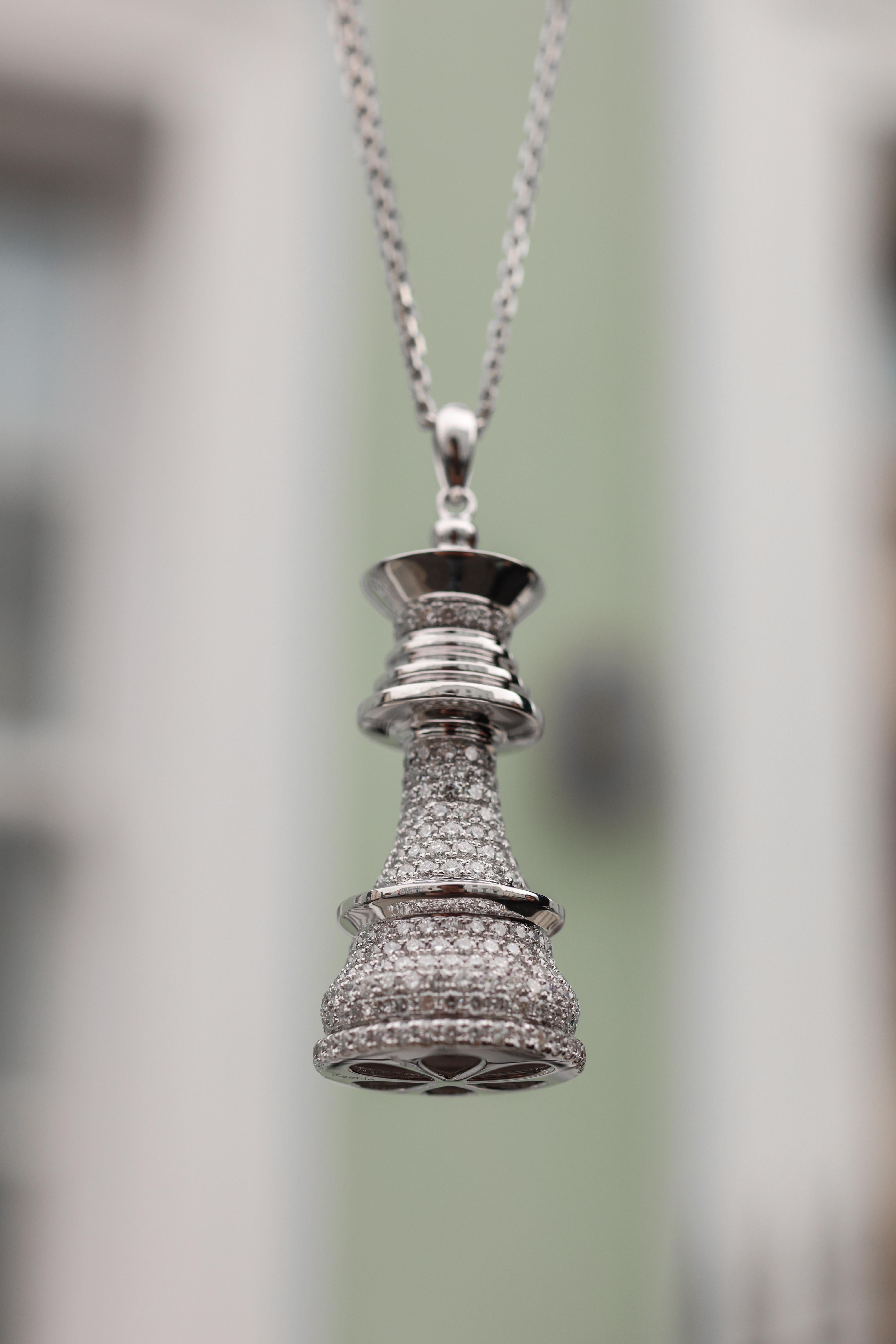 Collar de la reina del ajedrez con pavé de diamantes blancos de 4 ct en oro blanco de 18 ct sobre una cadena doble de oro blanco de 18 ct.

Collar de ajedrez con pavé Queen Power. Símbolo de independencia, poder y elegancia, el collar Queen de oro