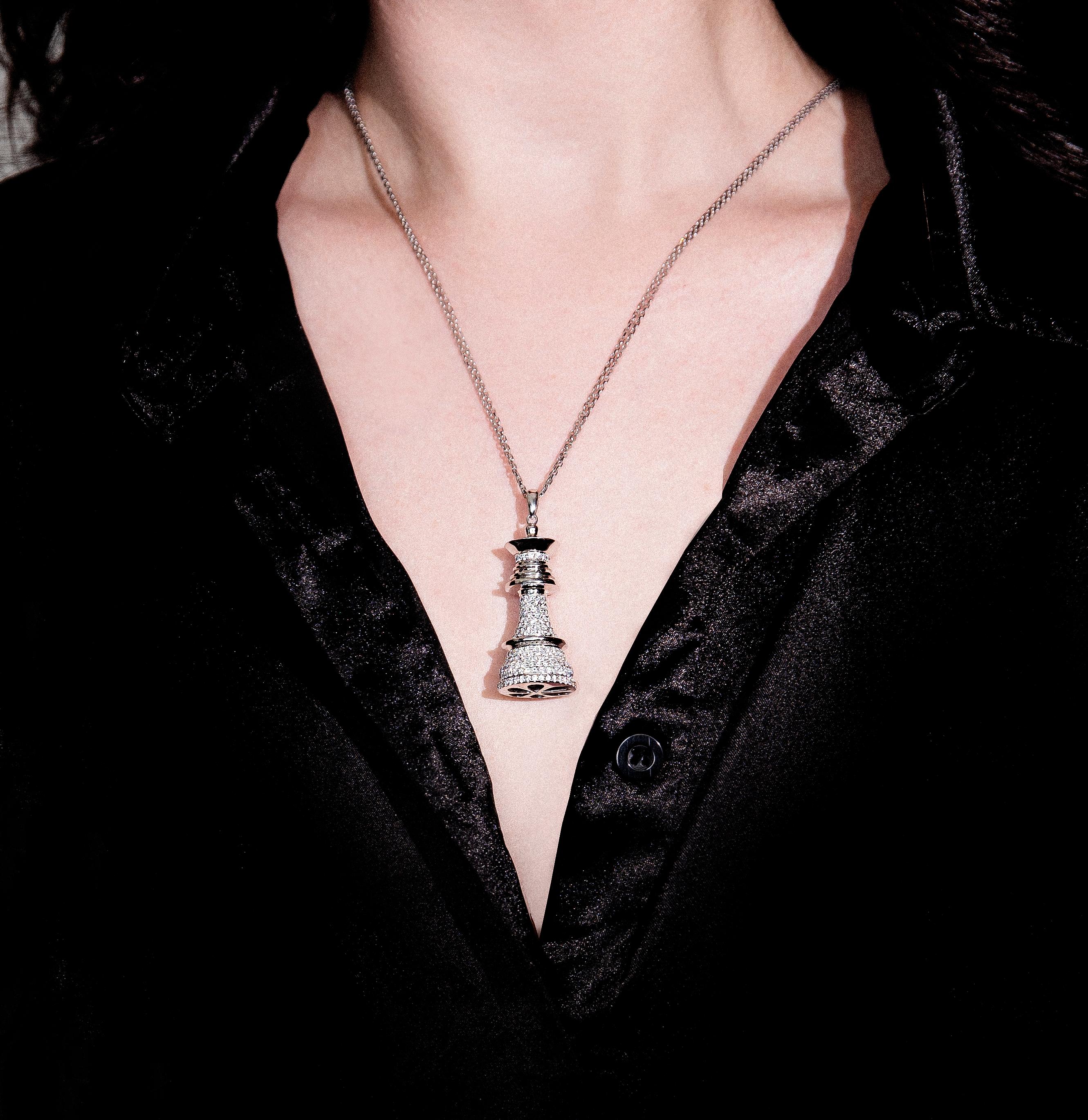 Collar The Queen Power Chess- en oro blanco de 18 ct con diamantes blancos de 4 ct Corte brillante en venta