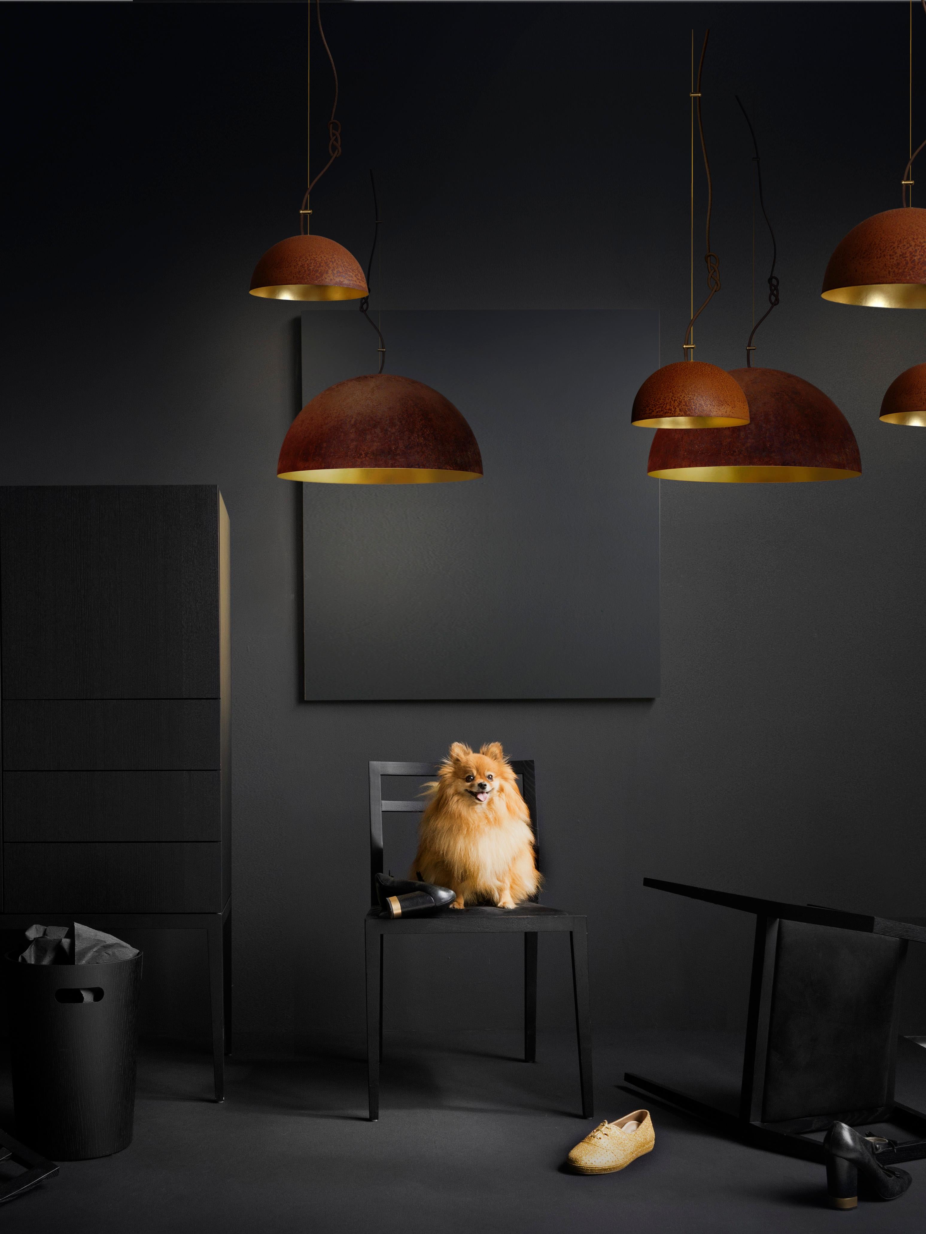 Lampada a sospensione Queen Small di Mammalampa
Un pezzo unico.
Creato da Ieva Kalēja.
Dimensioni: Ø 20 x H. 200 cm.
Materiali: Acciaio corroso e lastra d'oro da 23,75 carati.

Disponibile in diverse dimensioni. Tutte le nostre lampade possono