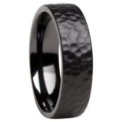 Il Quintin: fede nuziale piatta in zirconio nero martellato con vestibilità comfort