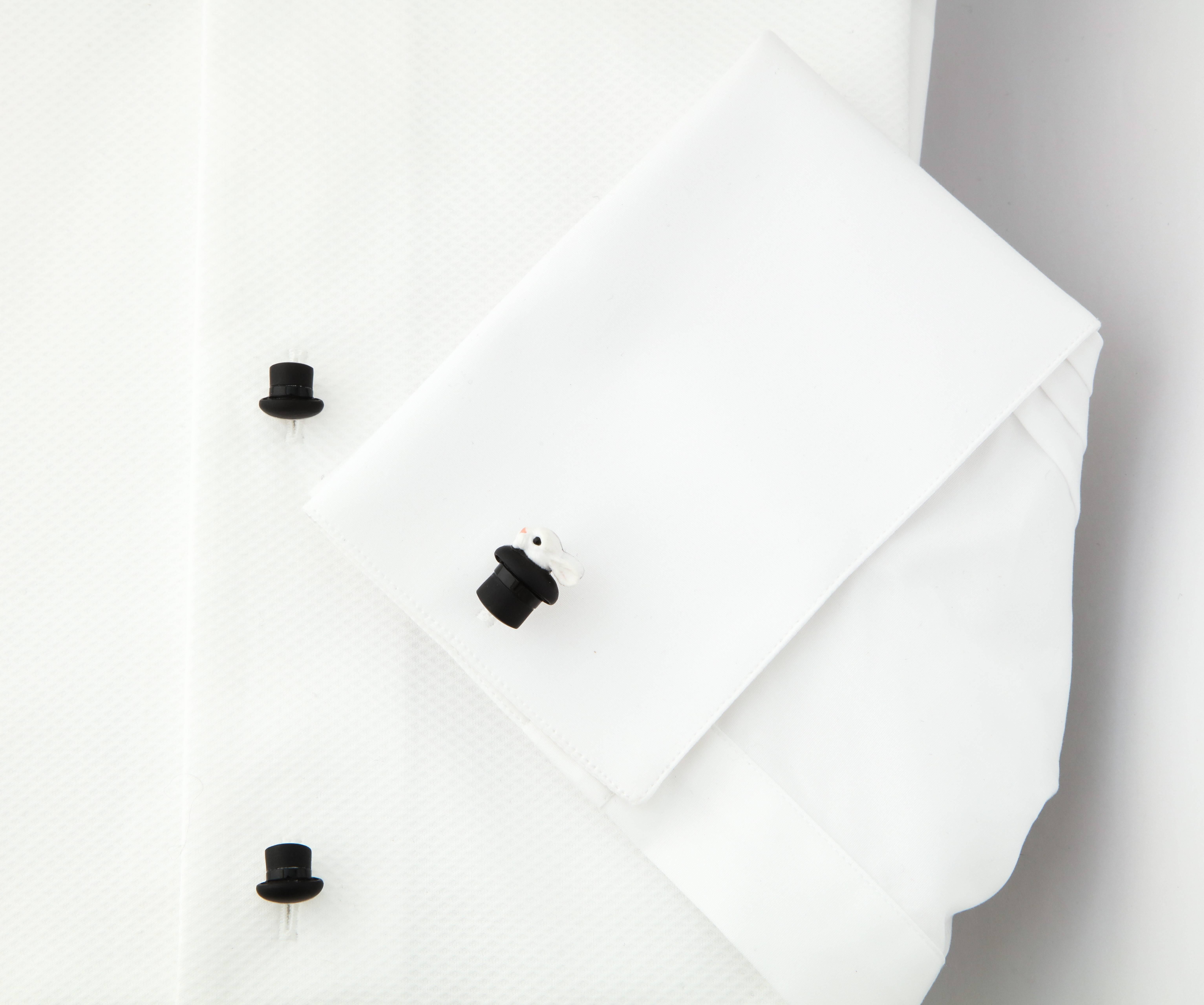 Cet ensemble vestimentaire unique en son genre constituera un ajout véritablement magique à toute collection formelle : les boutons de manchette et les clous de chemise sont façonnés de manière complexe à partir de cocholong rare et d'onyx noir