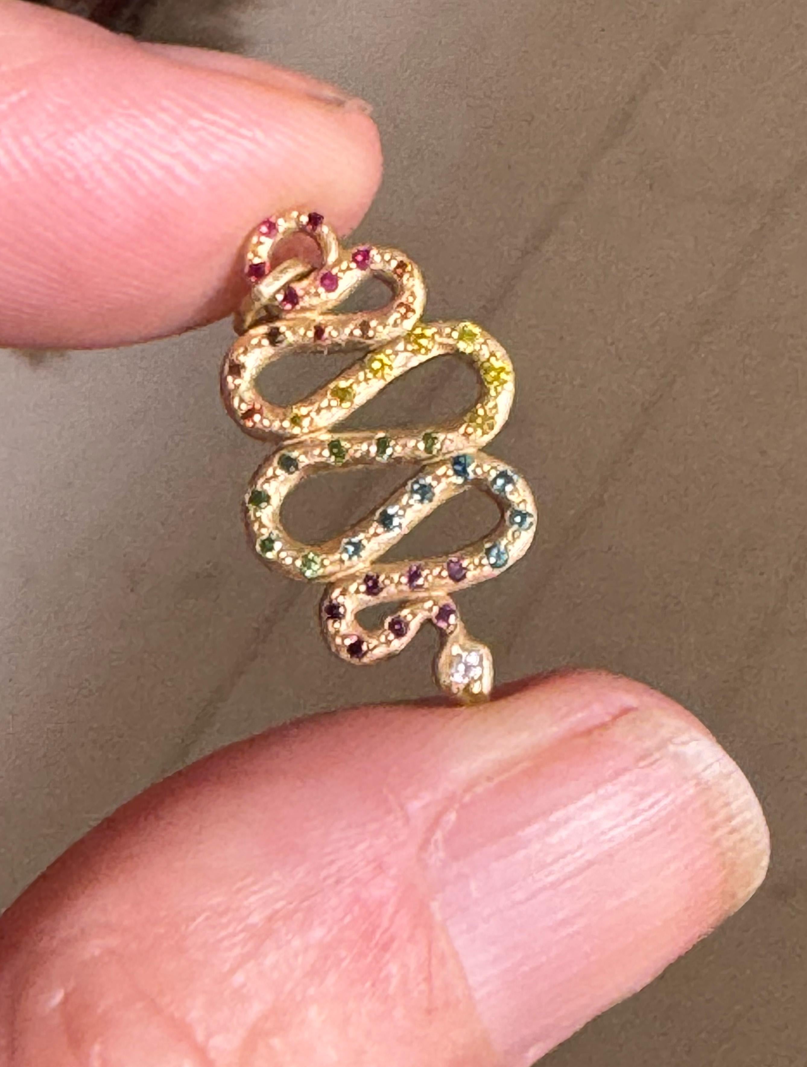 Das Rainbow Serpent Amulett ist aus 18 Karat Fairtrade Gold und regenbogenfarbenen Diamanten und Rubinen gefertigt.  Dies ist die Miniversion des Originals.

Seit 7 Jahren bin ich während der Zeremonien, die von einem indigenen Stammesältesten aus
