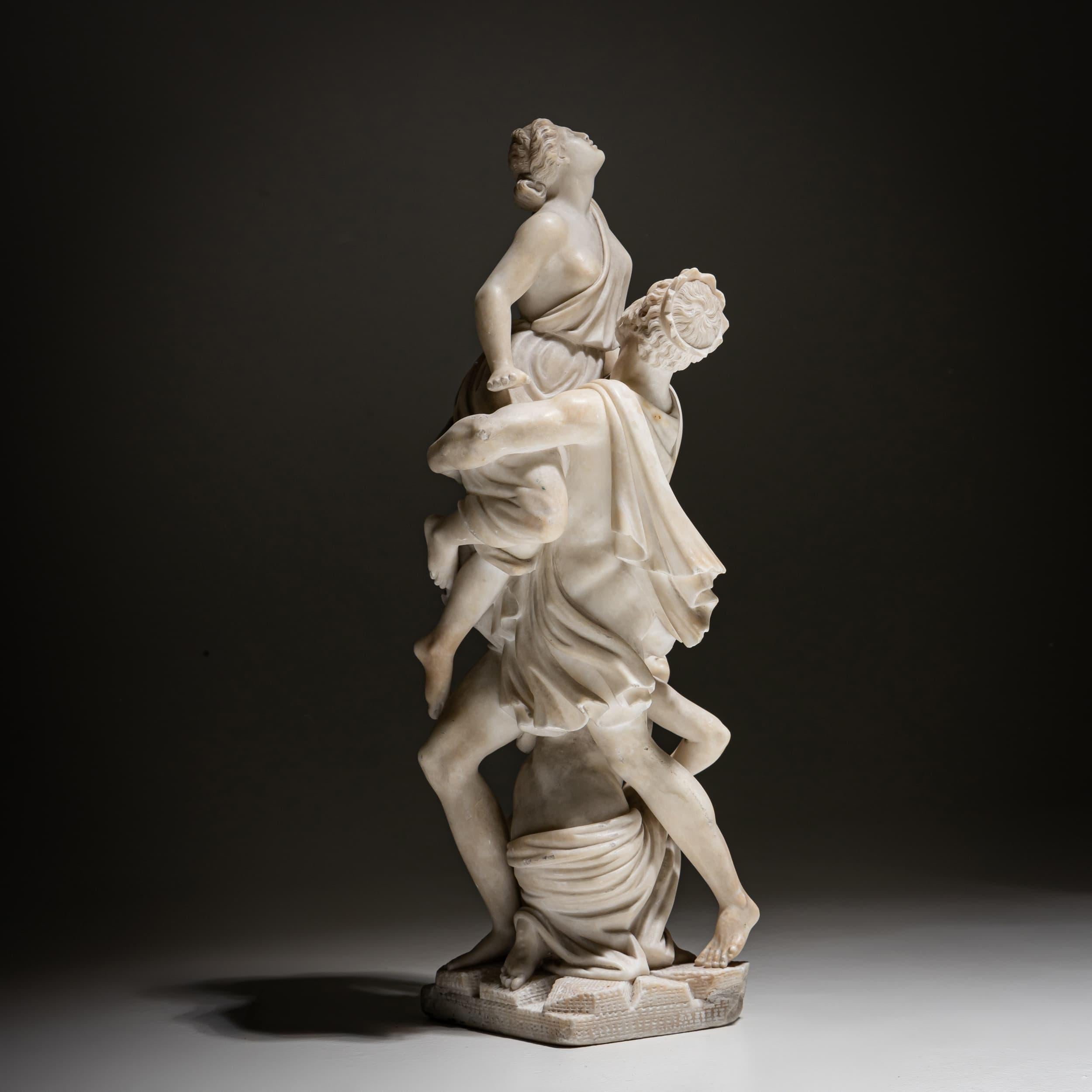 Scultura in marmo raffigurante il ratto di Proserpina ispirata al famoso modello di Gian Lorenzo Bernini, eseguita come figura serpentinata. Plutone, identificato da una corona come sovrano degli inferi, costringe Proserpina a scendere nel regno