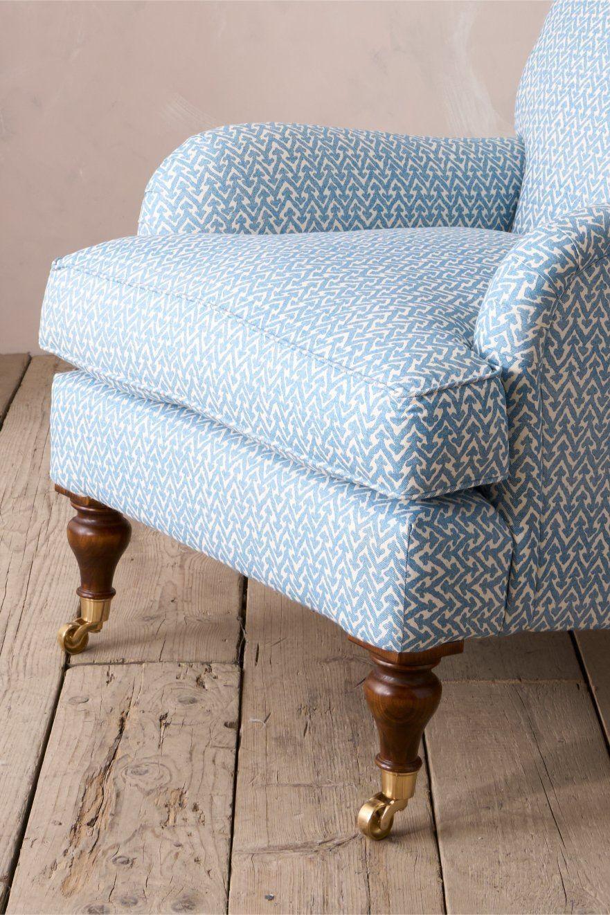 Als Teil unserer zweiten Kollektion haben wir uns für unsere Sitzmöbel von den starken klassischen Designs des britischen Landhauses inspirieren lassen. Wir waren schon immer der Meinung, dass diese Art von Sitzgelegenheiten ein zeitloses Design und