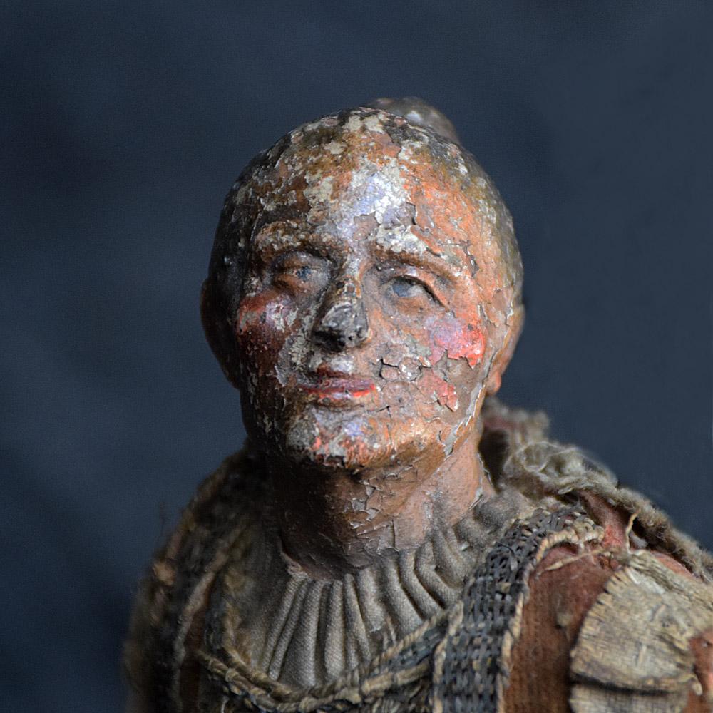 Colección The Raven Muñeca veneciana del siglo XVI 
Nos enorgullece ofrecer una asombrosa muñeca veneciana del siglo XVI con calidad de museo, todavía con su ropa original de lino y seda. Un busto maravillosamente tallado a mano con su superficie
