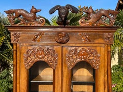Vitrine en noyer richement sculptée « Le renard et le renard », oeuvre française du 19ème siècle