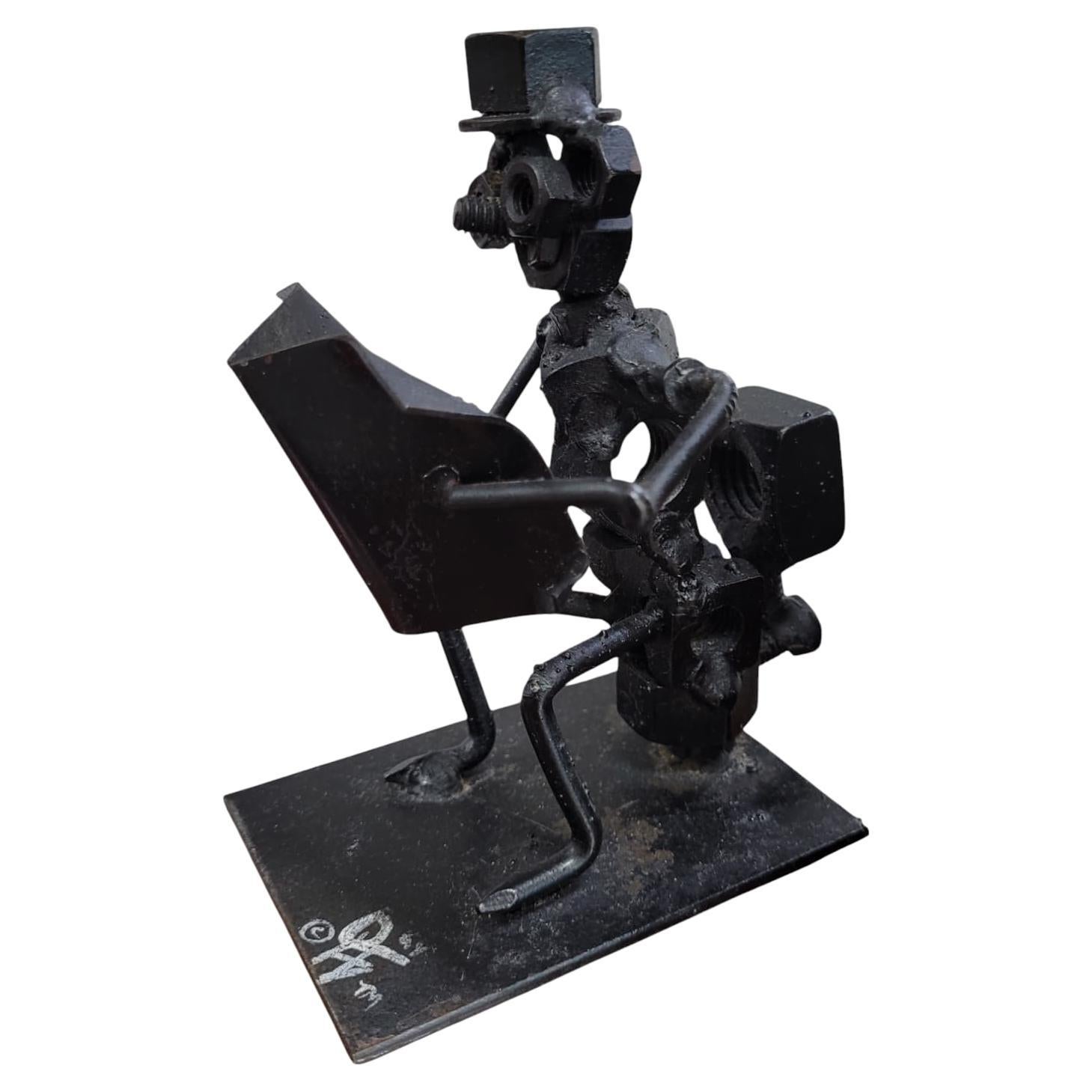 "The Reader" - Sculpture d'art en métal recyclé en vente