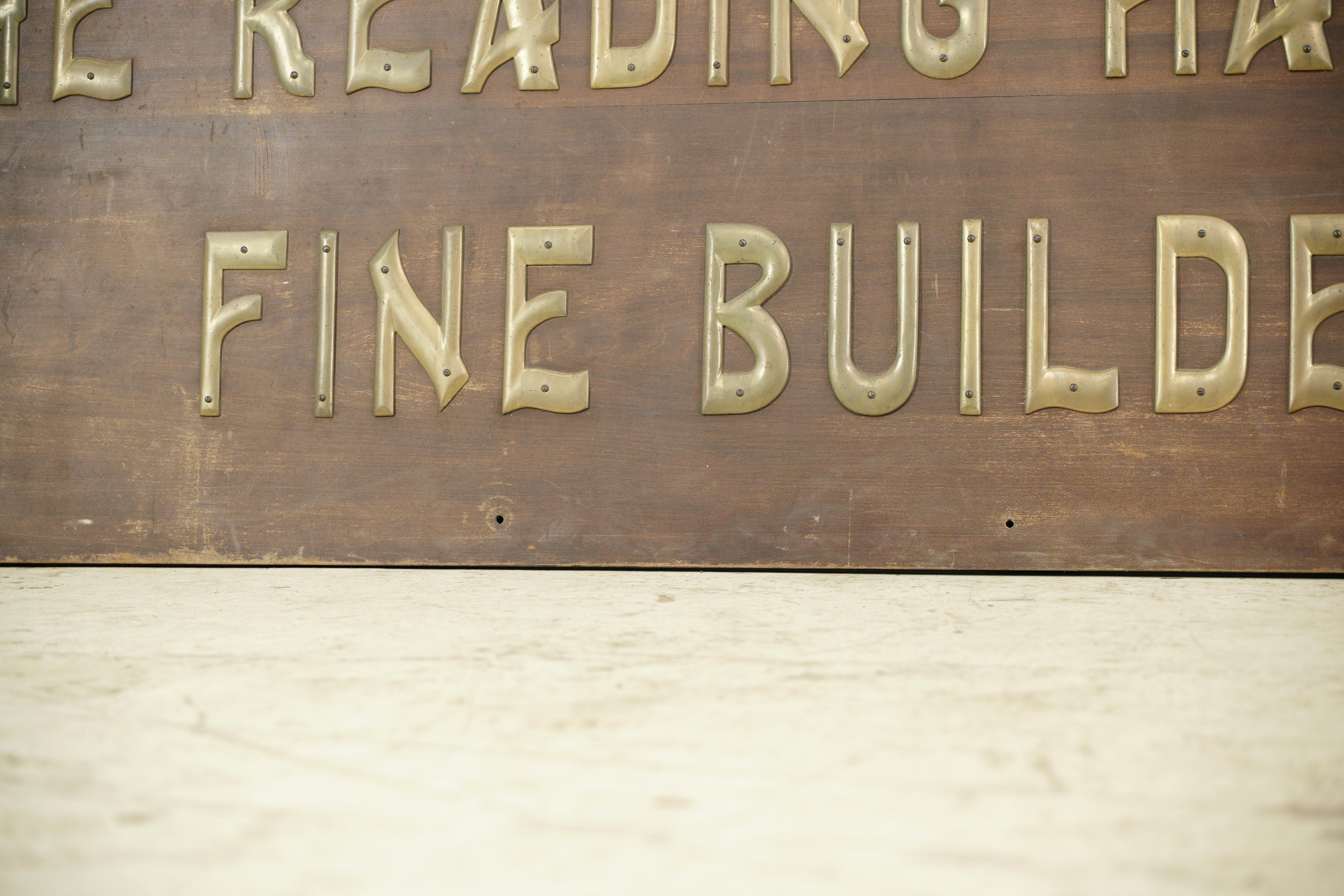 Das Wandschild der Reading Hardware Company aus Holz und Messing im Zustand „Gut“ im Angebot in New York, NY