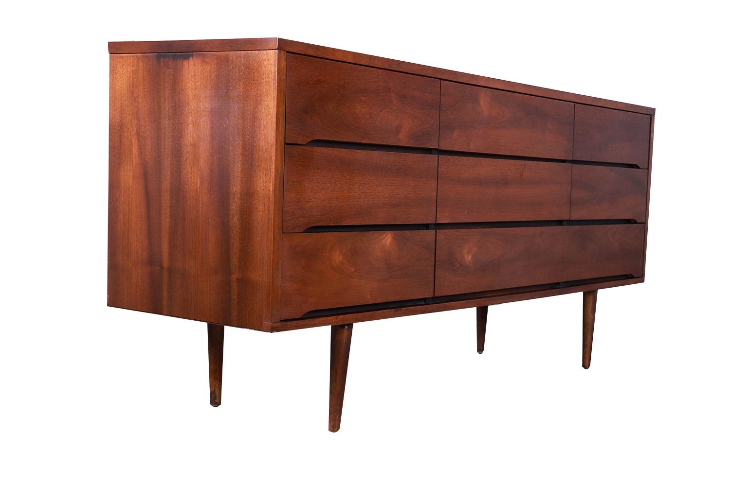 The Real McCoy Mid Century Modern 9 Drawer Dresser  In Good Condition In Baltimore, MD