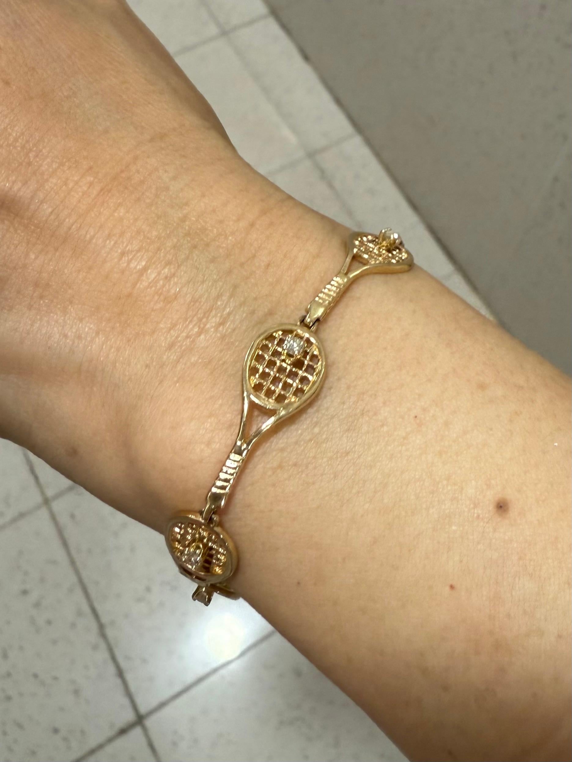 Veuillez consulter la vidéo HD. Quelqu'un veut jouer au tennis ? Ce bracelet à maillons en or jaune 14k et diamants est absolument parfait. Chaque raquette de tennis est légèrement courbée pour suivre la courbe de votre poignet. Il est donc