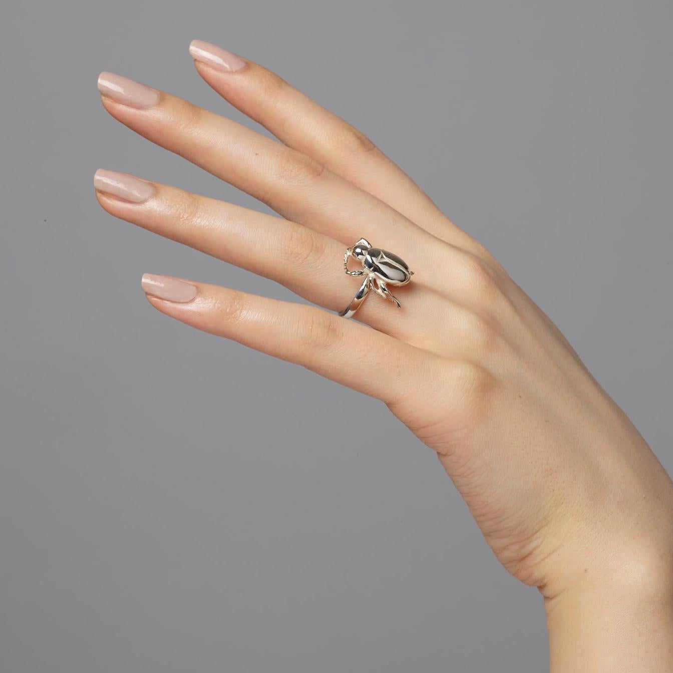 Der Wiedergeburt Skarabäus-Ring aus poliertem Sterlingsilber im Zustand „Neu“ im Angebot in London, GB