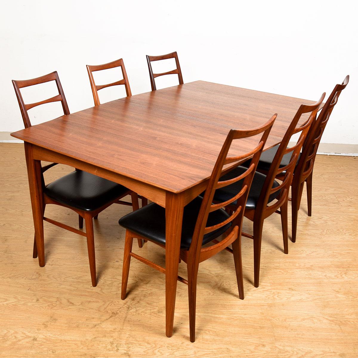 Rectangular-Polygon Mid-Century Modern Walnut Expanding Dining Table In Good Condition In Kensington, MD