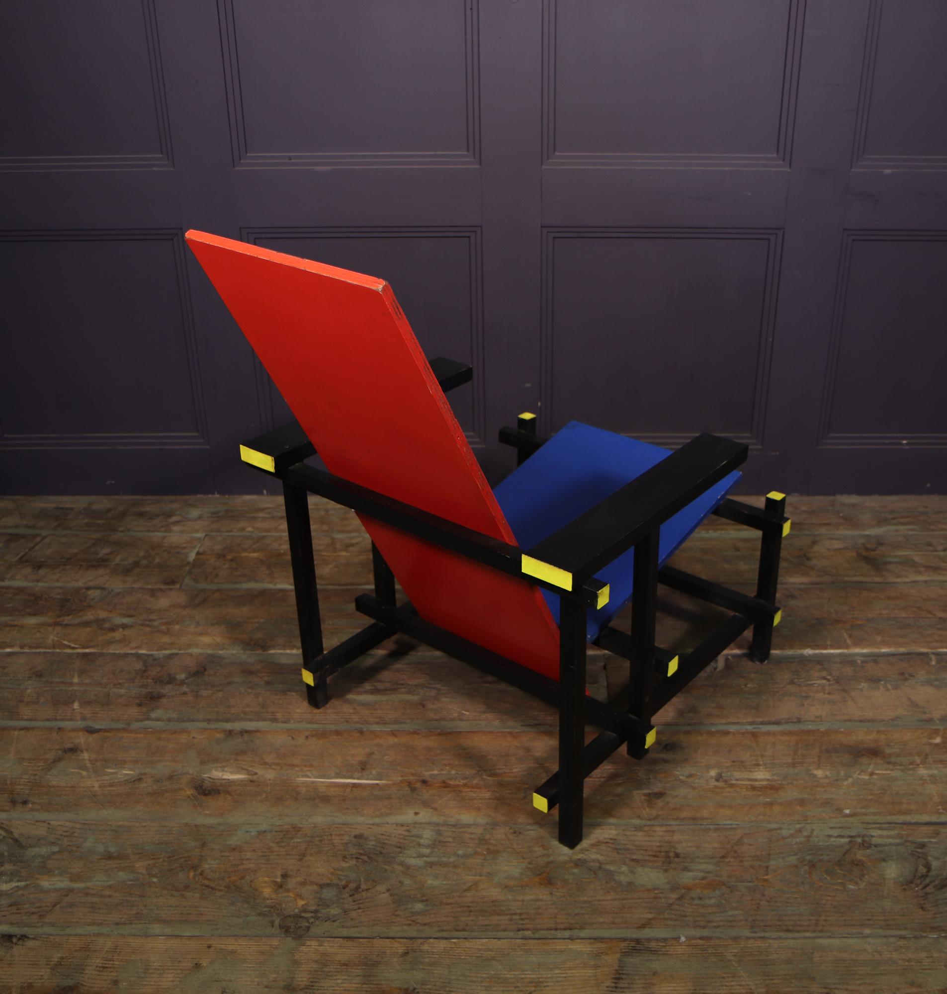 Roter, rot-blauer Stuhl von Gerrit Rietveld, um 1970 (Moderne)