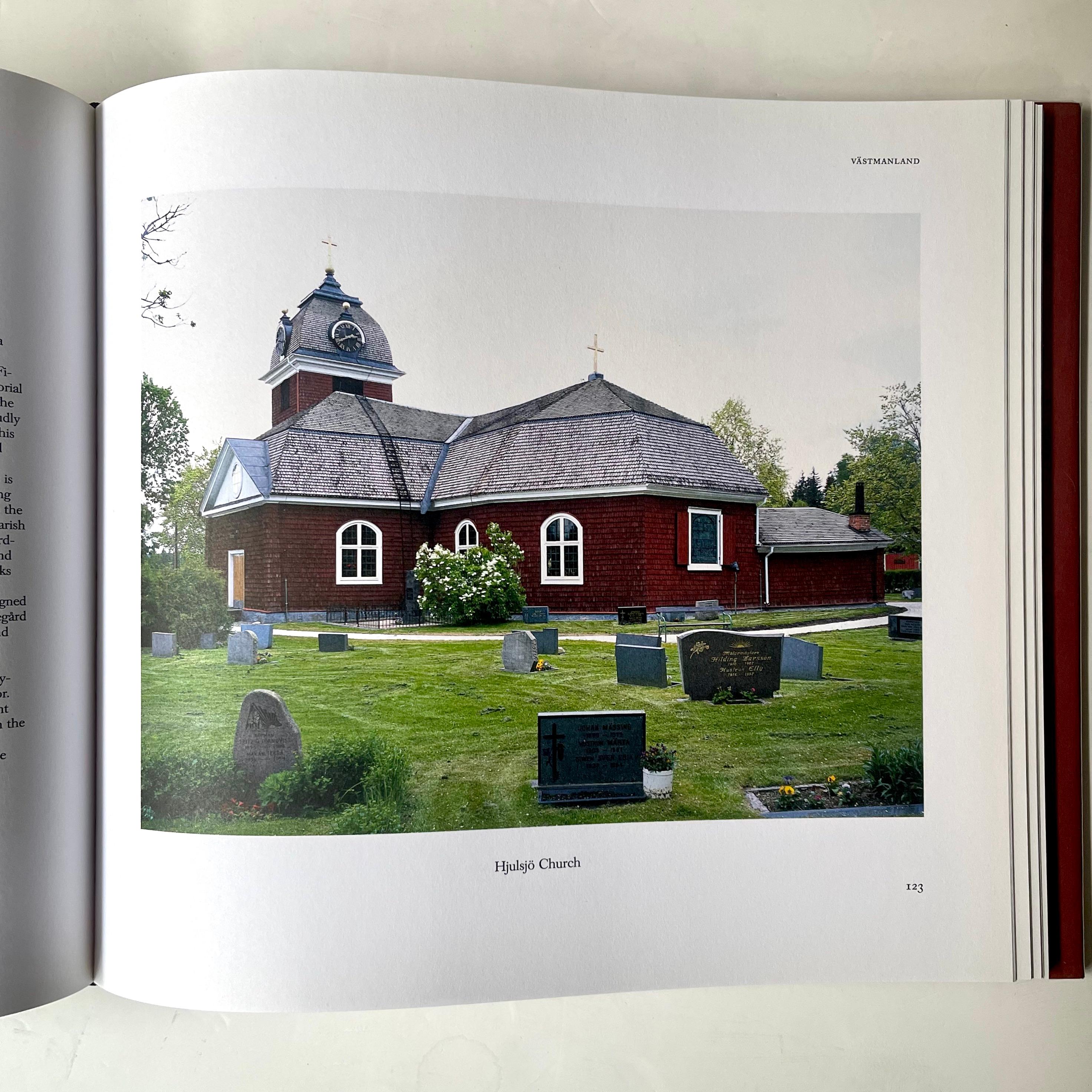 Rot gestrichene Holzhäuser haben seit langem einen besonderen Stellenwert in 
The Red Houses – Margareta Kjellin, 1. Auflage 2005

schwedischen Bautradition und haben das Bild der schwedischen Baukultur entscheidend mitgeprägt. Rote Häuser und die