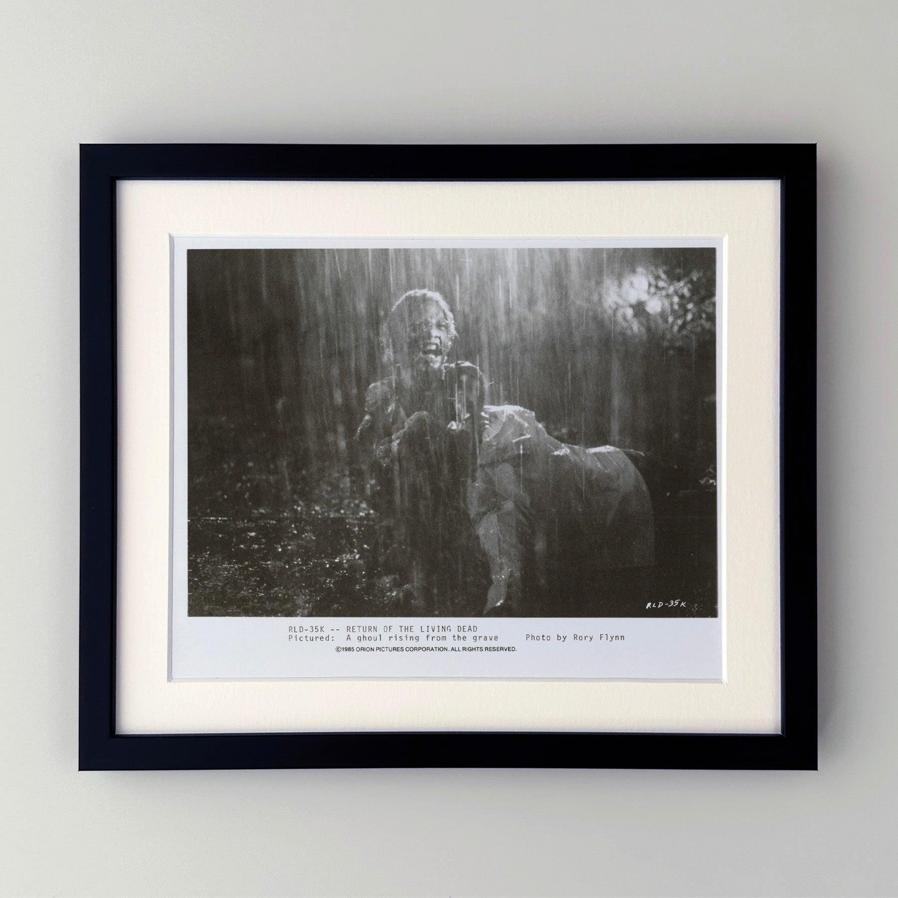 Original 8x10 Zoll Presse-Werbestill für The Return of the Living Dead (1985) mit Clu Gulager, James Karen und Thom Mathews in den Hauptrollen und unter der Regie von Dan OÃ- •Bannon.

Werbefotos (Film/Produktion) wurden erstellt, um die Studios bei