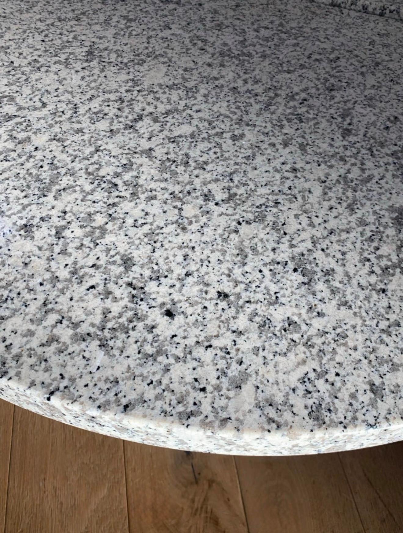 Il tavolino da caffè a petali di granito 