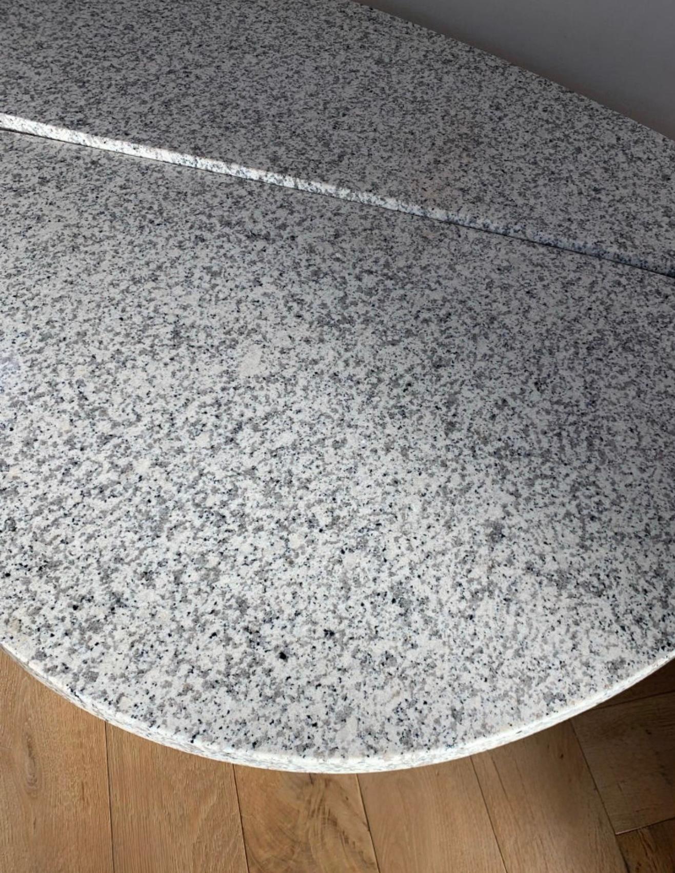 Il tavolino da caffè a petali di granito 