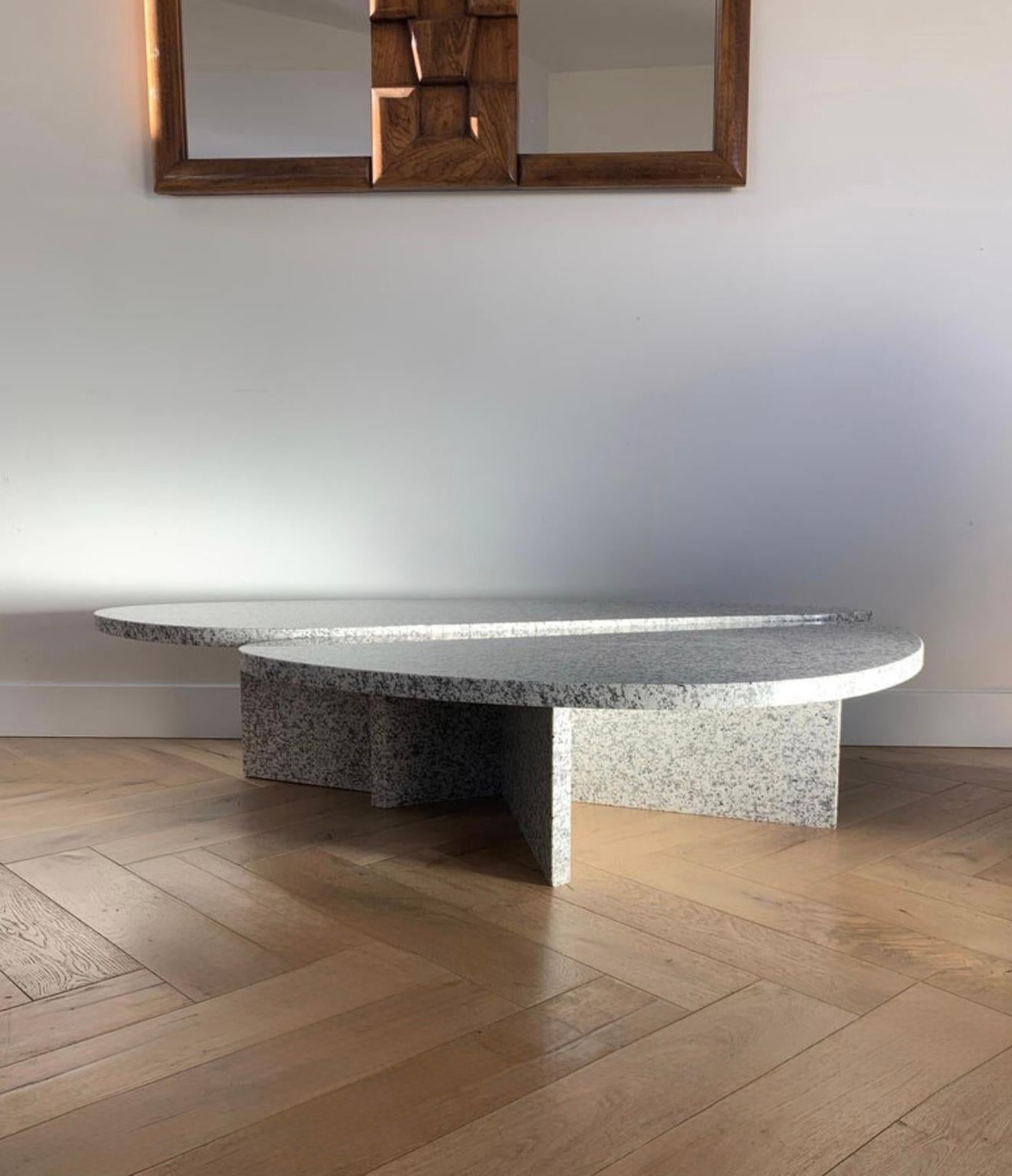 Il tavolino da caffè a petali di granito 