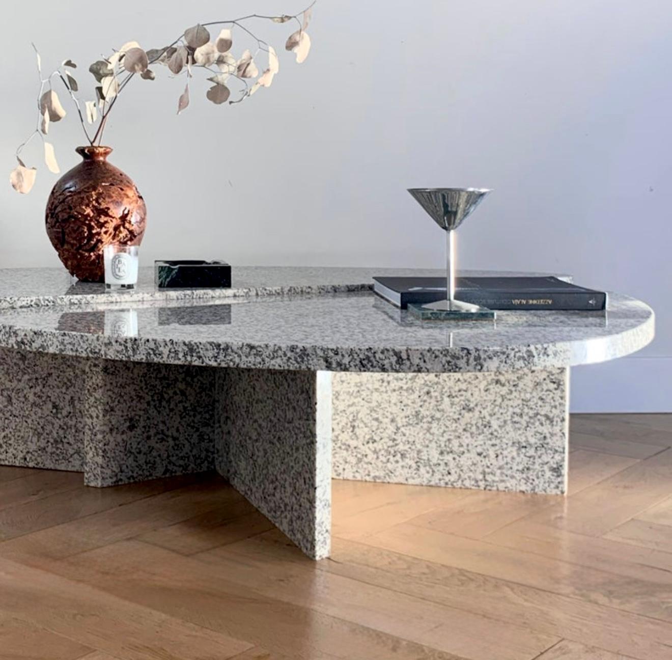 Il tavolino da caffè a petali di granito 