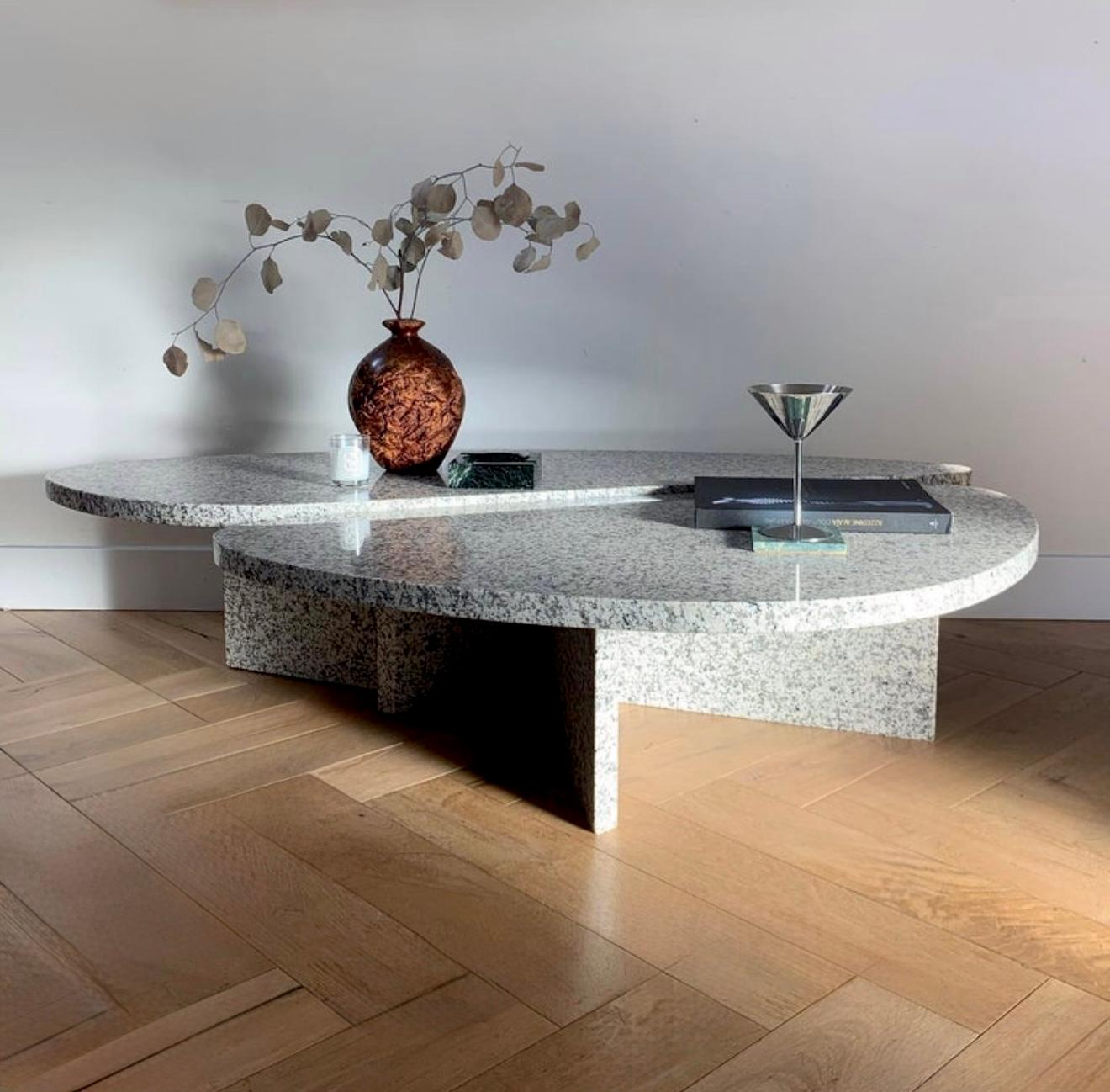 Il tavolino da caffè a petali di granito 