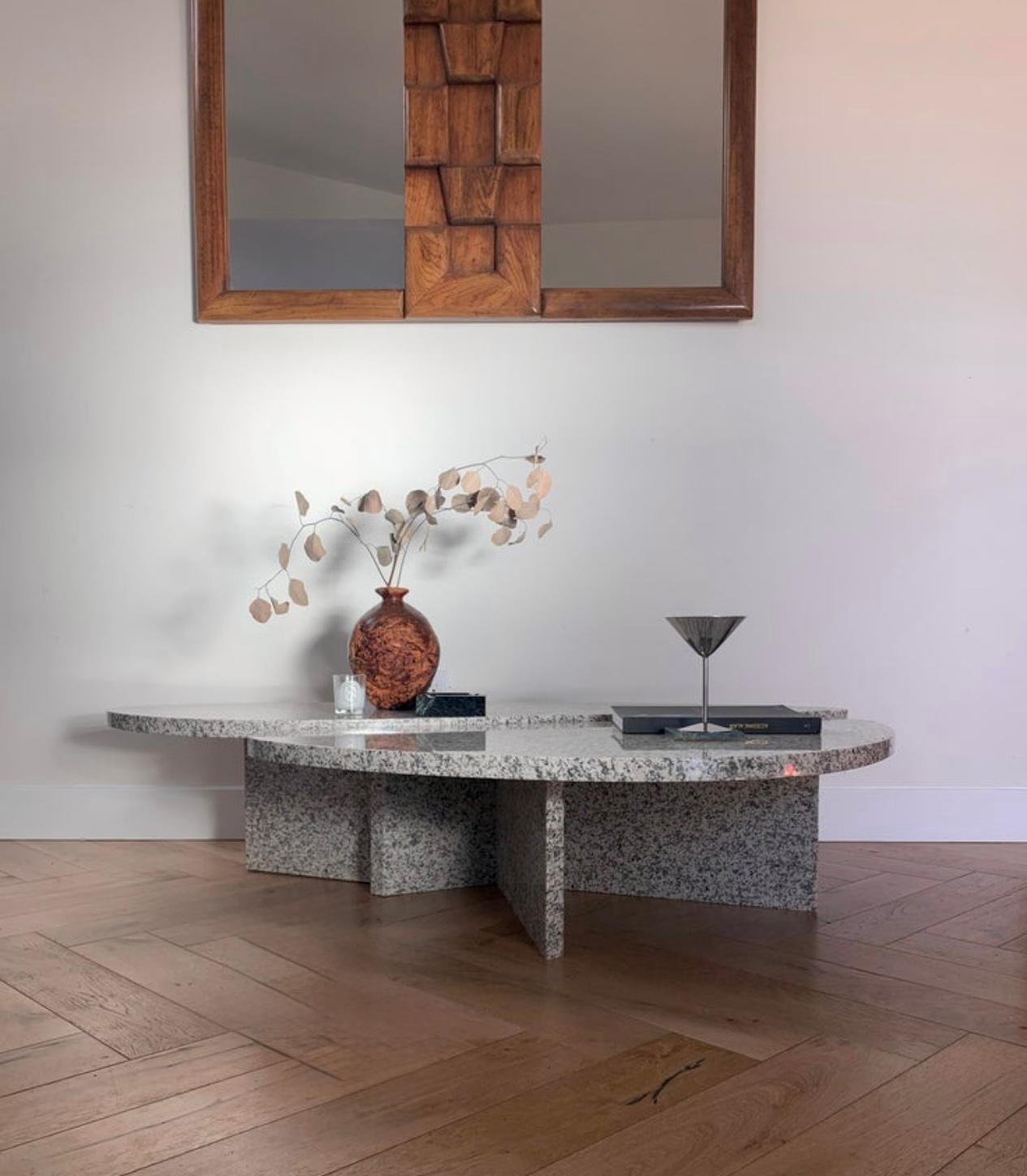 Il tavolino da caffè a petali di granito 