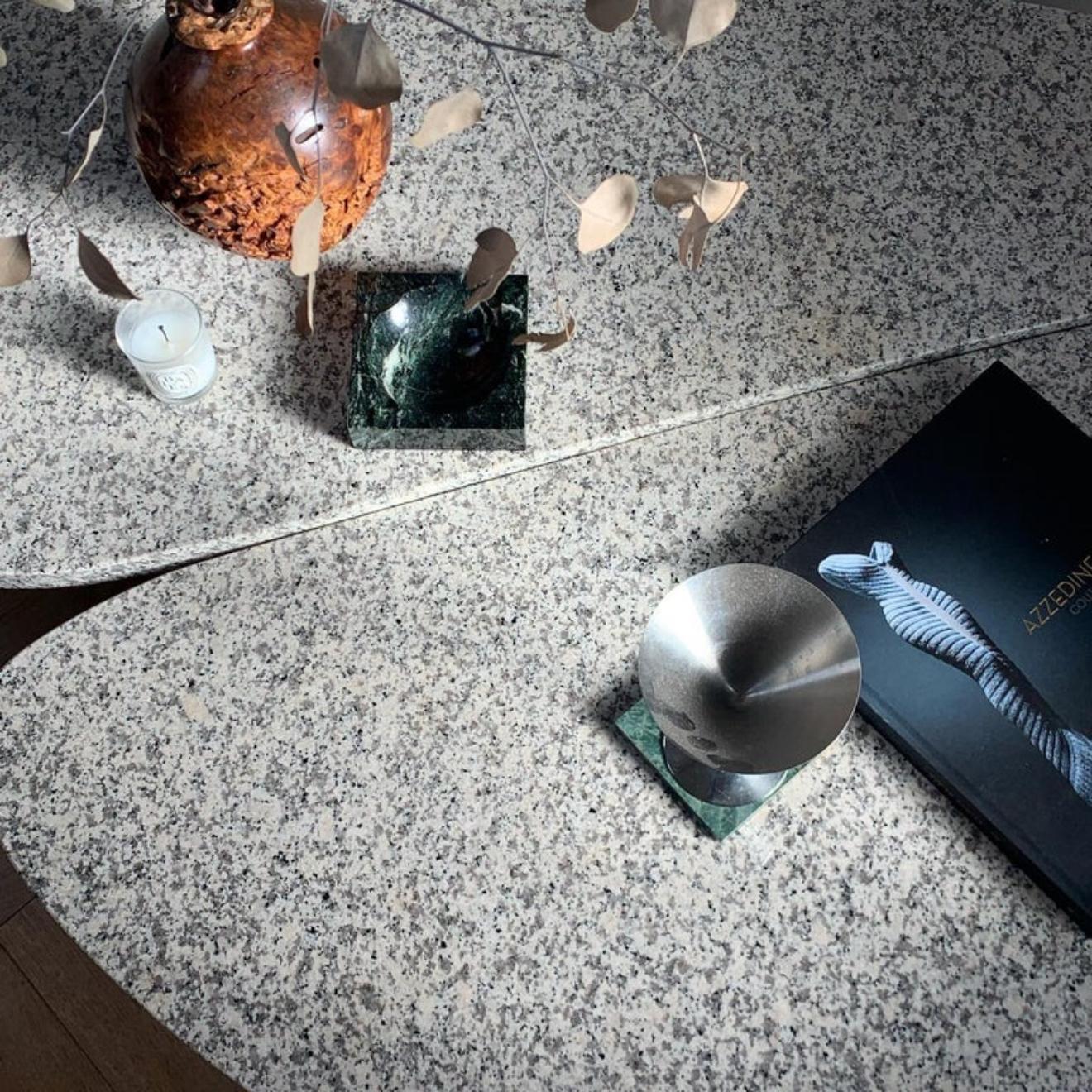 Il tavolino da caffè a petali di granito 