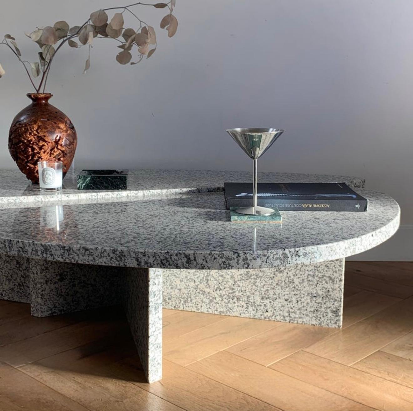 Il tavolino da caffè a petali di granito 