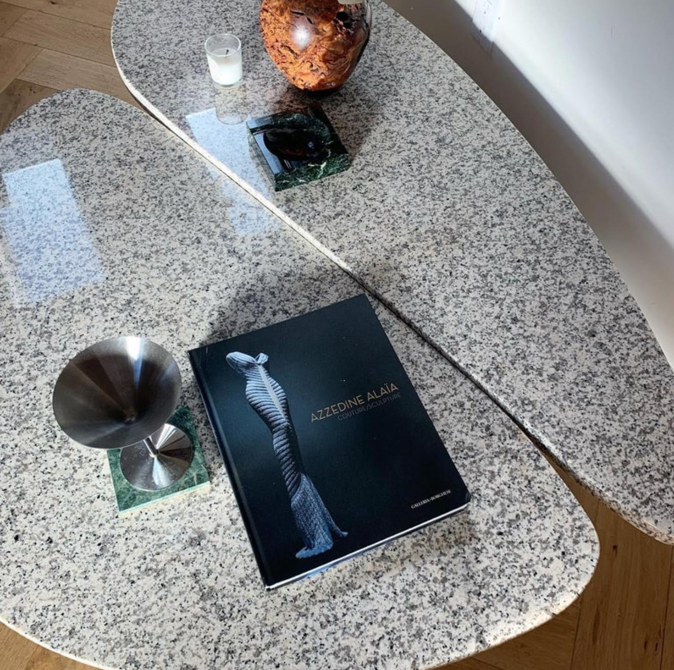 XX secolo Il tavolino da caffè a petali di granito 