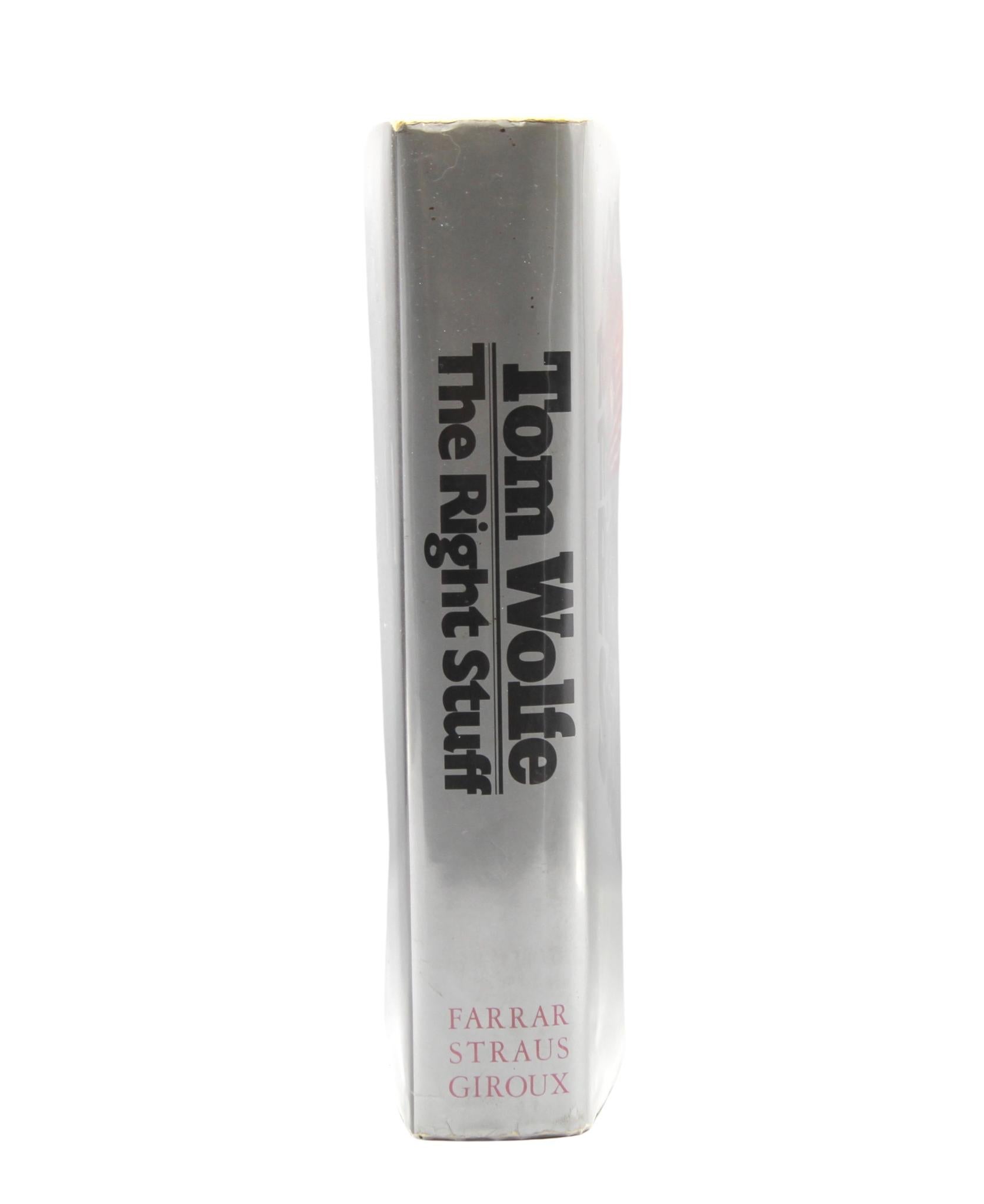 Wolfe, Tom. Das richtige Zeug. New York: Farrar, Straus, Giroux, 1979. Erstausgabe. Vom Autor auf dem Halbtitel signiert. Octavo. In Original-Leinen mit rotem, blauem und silbernem Titel und Original-Schutzumschlag des Verlages. 

Präsentiert wird