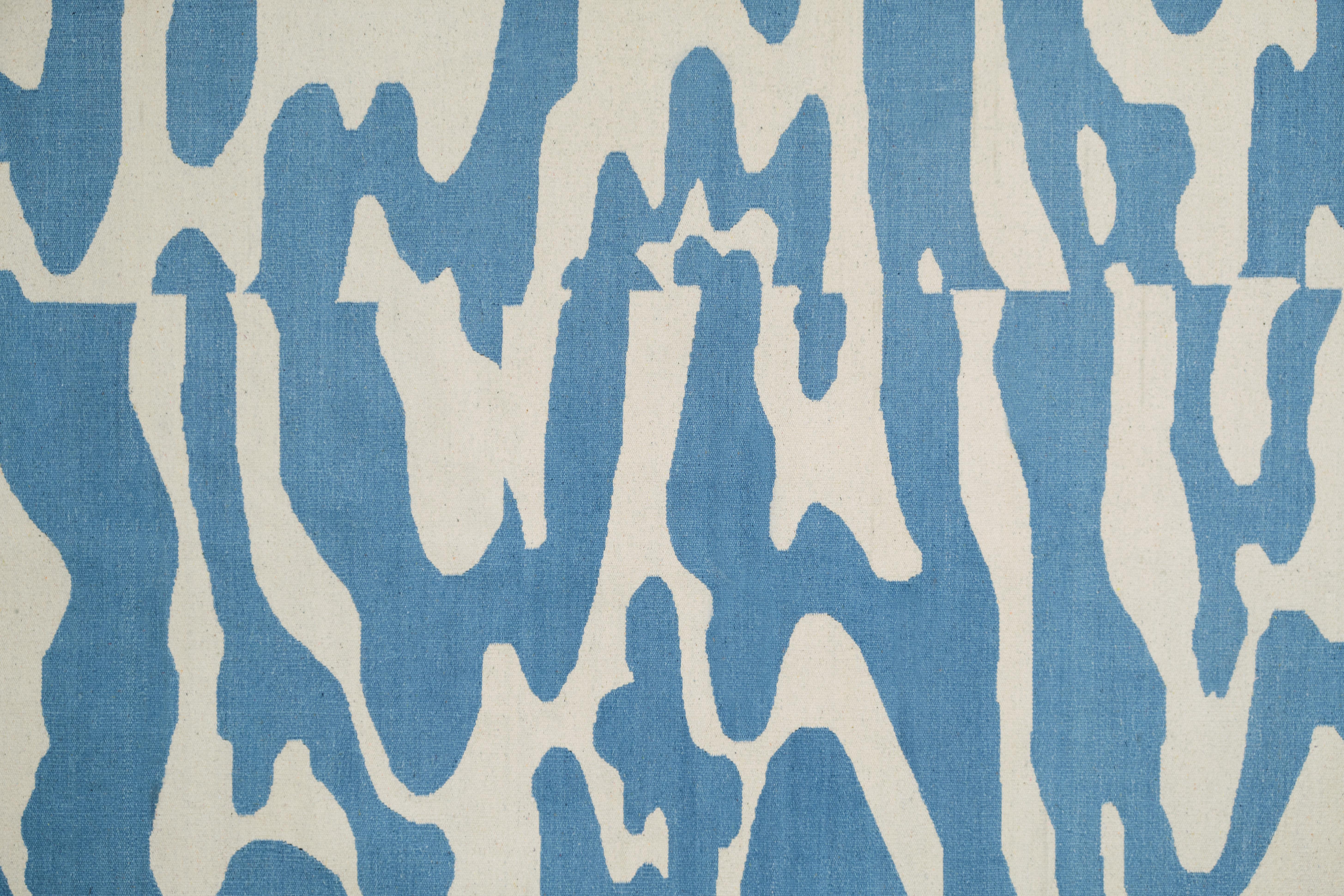 Il tappeto Ripple si ispira al movimento sereno dell'acqua e ai riflessi che crea quando viene colpita dalla luce. Questo tappeto in cotone 100% tessuto a mano è prodotto a Kanpur, in India, e si ispira alle tecniche di tessitura tradizionali dei