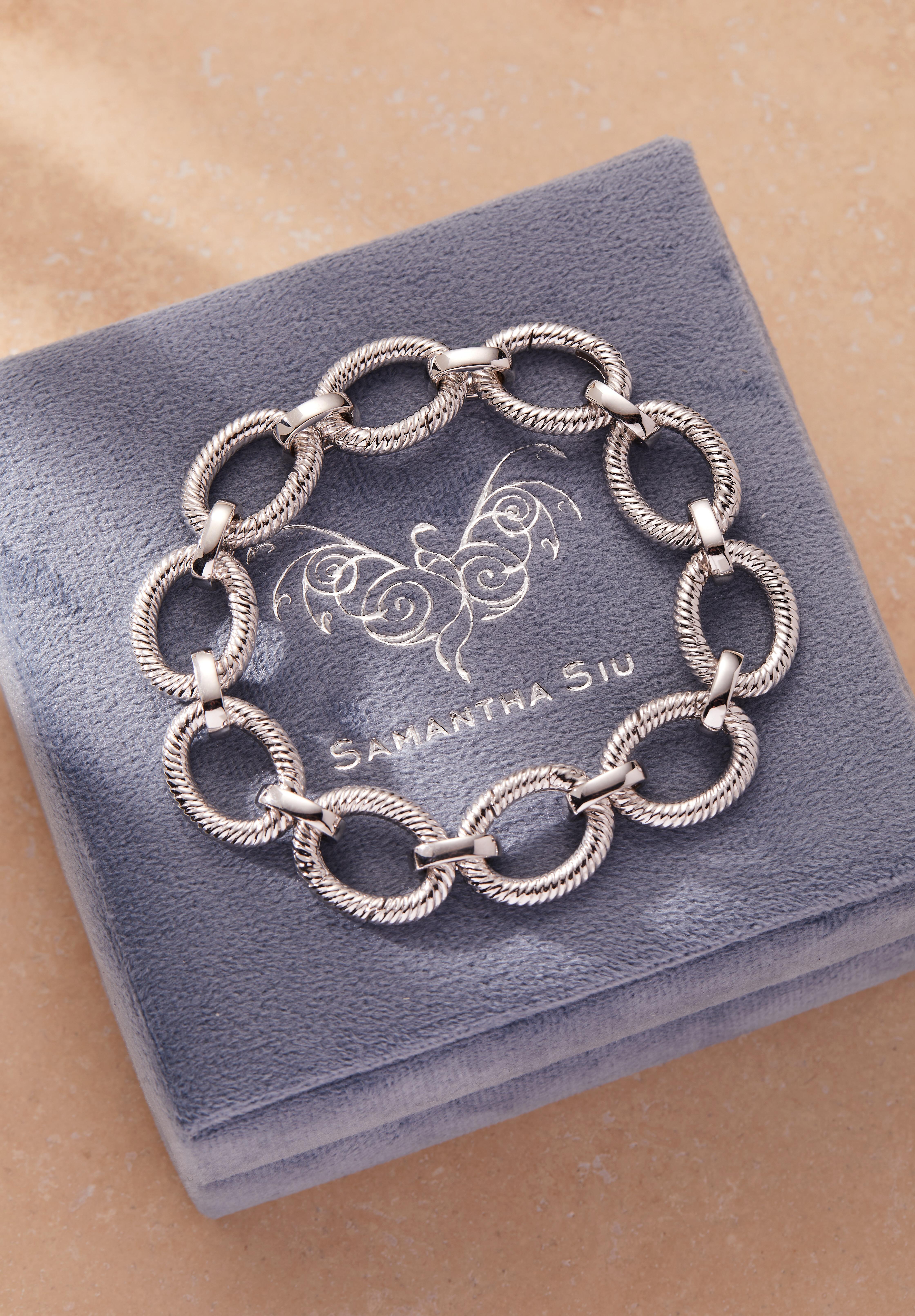 Pulsera Fénix Naciente  - Colección Love Affair

Presentamos la Pulsera Fénix Naciente de Samantha Siu. La pulsera a juego con el collar de la firma es de talla única y puede llevarla todo el mundo. Esta pulsera de plata es ajustable en talla, e