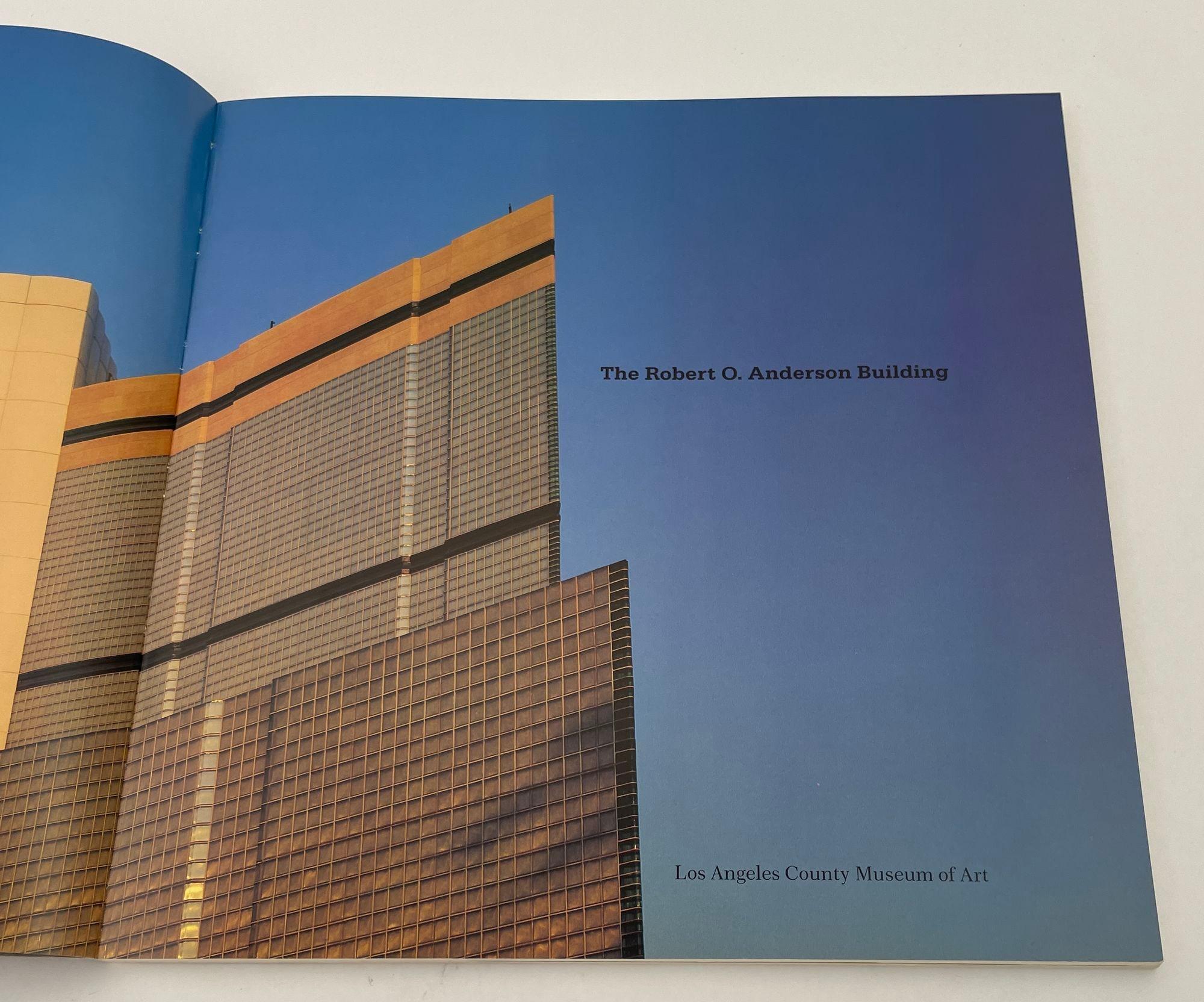 The Robert O. Anderson Building Paperback 1986 édition anglaise Bon état - En vente à North Hollywood, CA