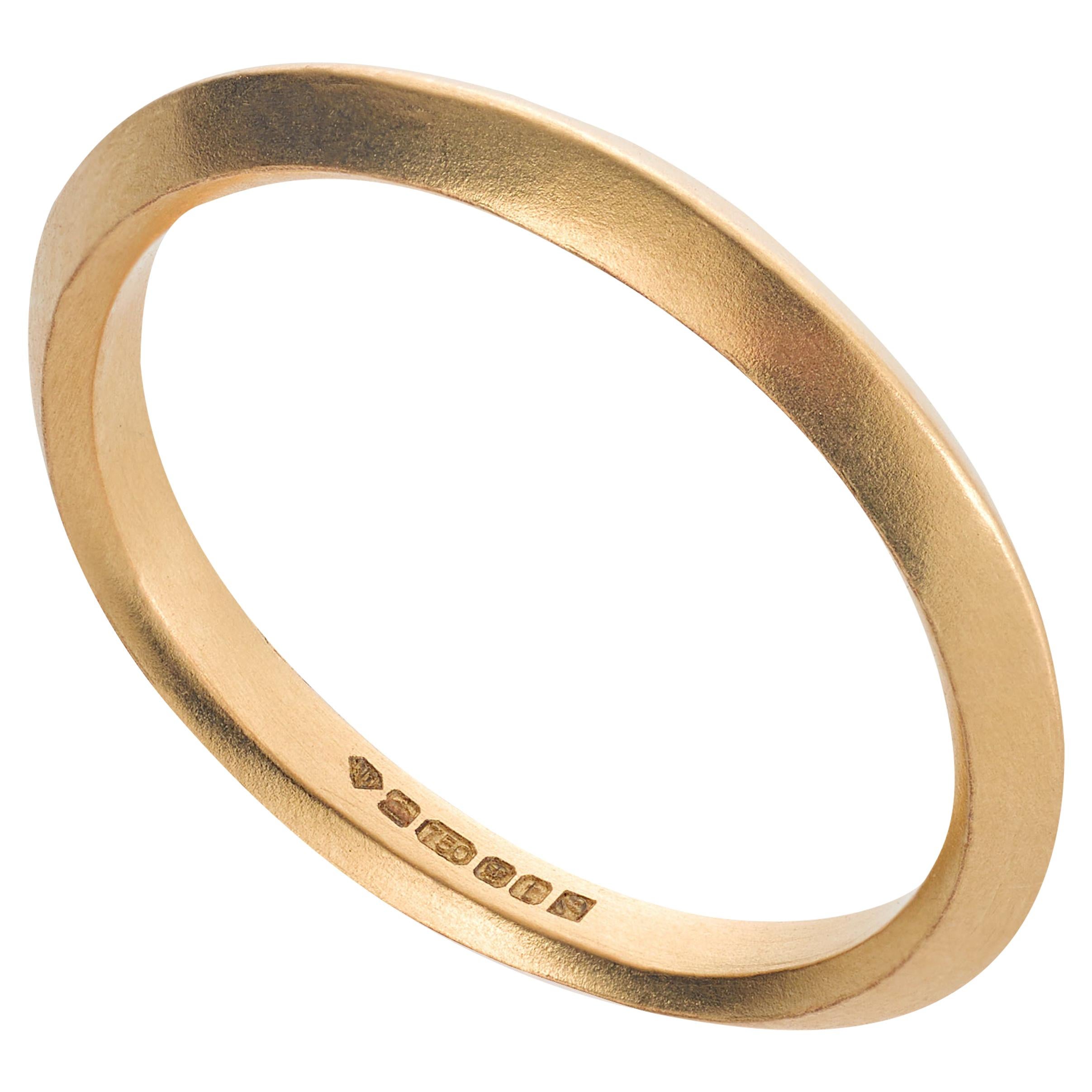 Inverted Ring mit Berghound aus 18 Karat Gelbgold mit Fairtrade