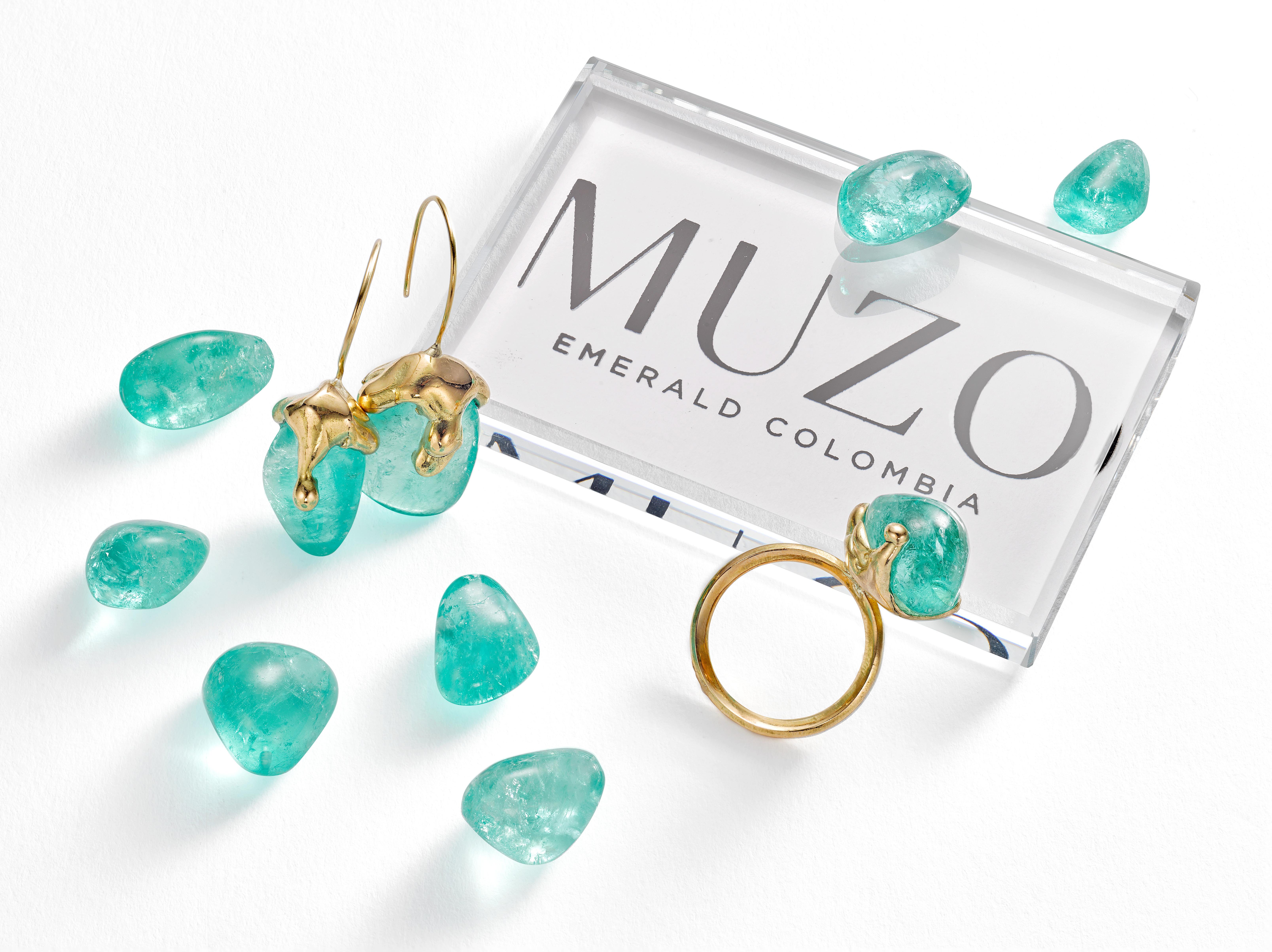 Contemporary Molten Muzo Earrings 18 Carat Recycled Gold 26.4 Carat Emerald For Sale