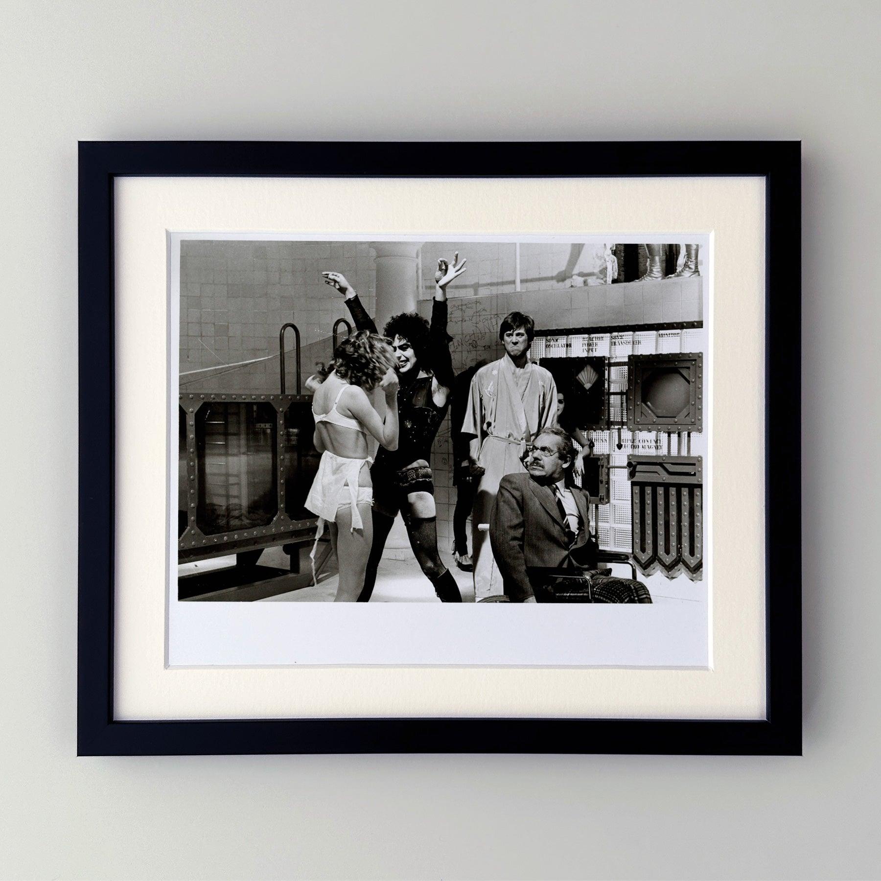  Original 8x10 Zoll Werbefilm Filmstill für The Rocky Horror Picture Show (1975). 

Werbefotos (Film/Produktion) wurden erstellt, um die Studios bei der Werbung für ihre neuen Filme zu unterstützen. Die Standbilder wurden den Pressemappen beigefügt