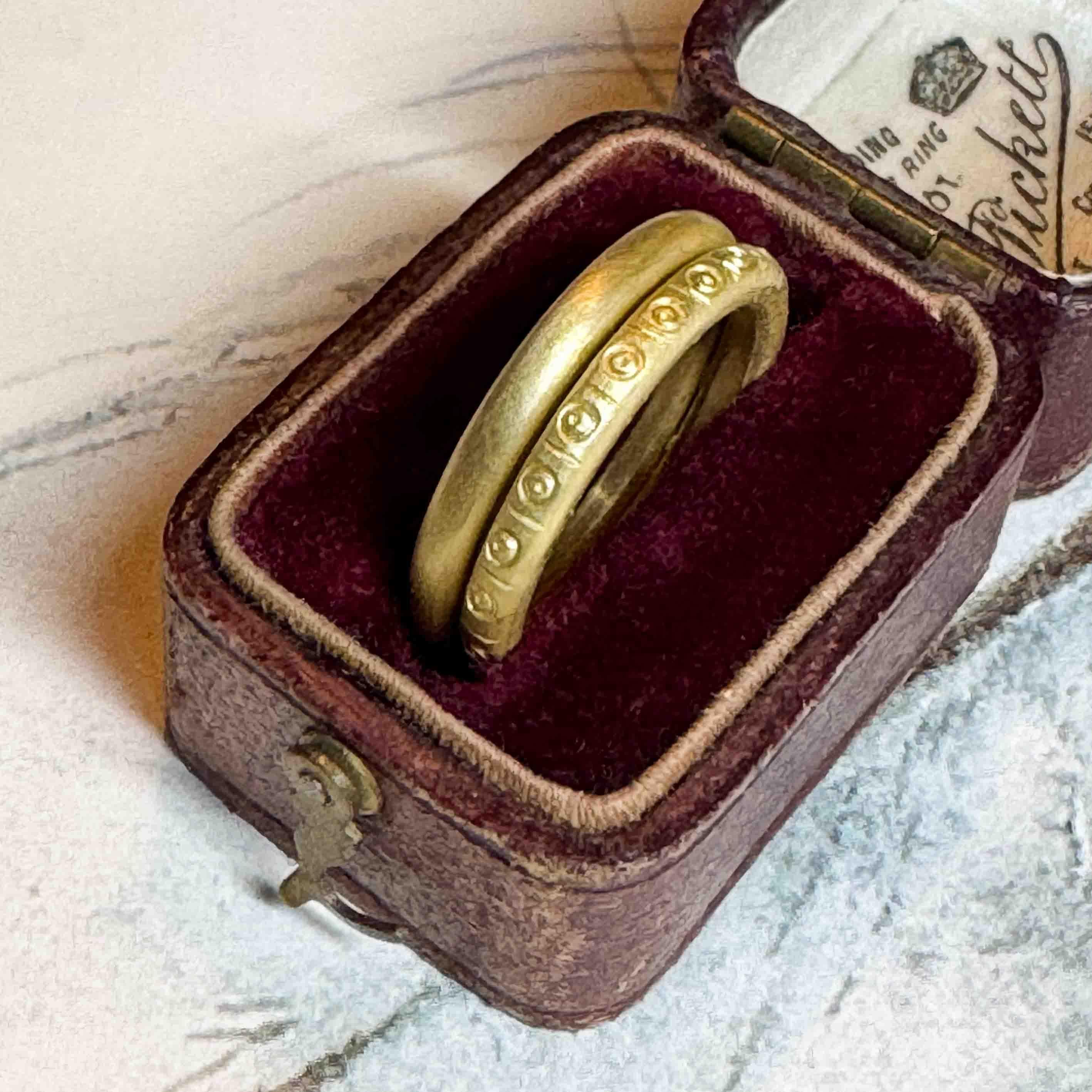 L'alliance éthique Romi est fabriquée à la main en or 18ct Fairmined. Ajoutés à l'or, les motifs estampillés à la main créent une bague artisanale unique que vous ne trouverez pas dans le commerce.

Romi est un anneau rond de style halo de 2,3 mm de