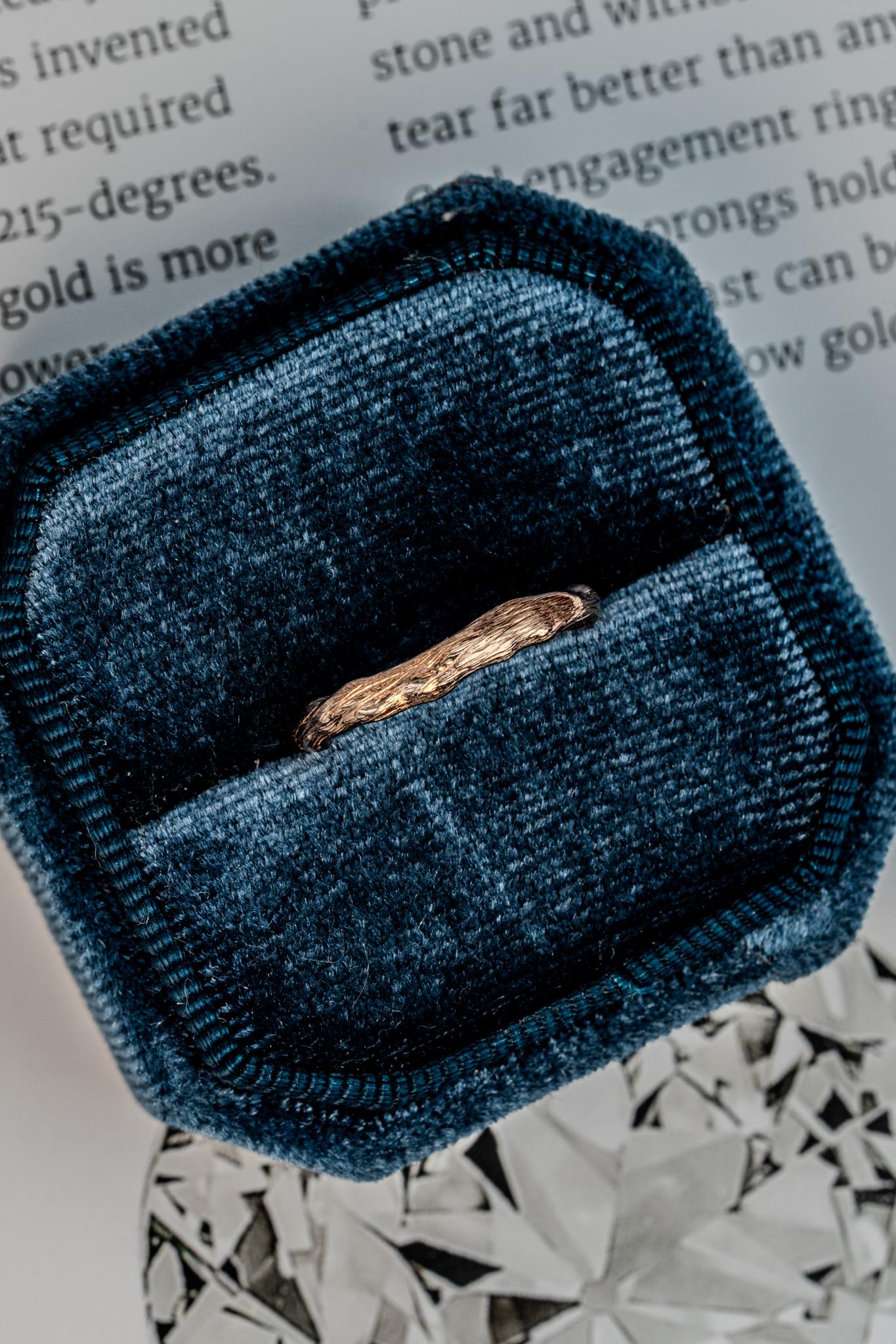 in vendita:  Fede nuziale fatta a mano The Root 4