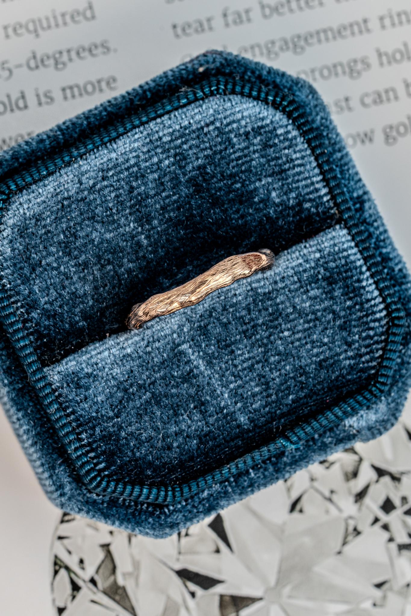 in vendita:  Fede nuziale fatta a mano The Root 5