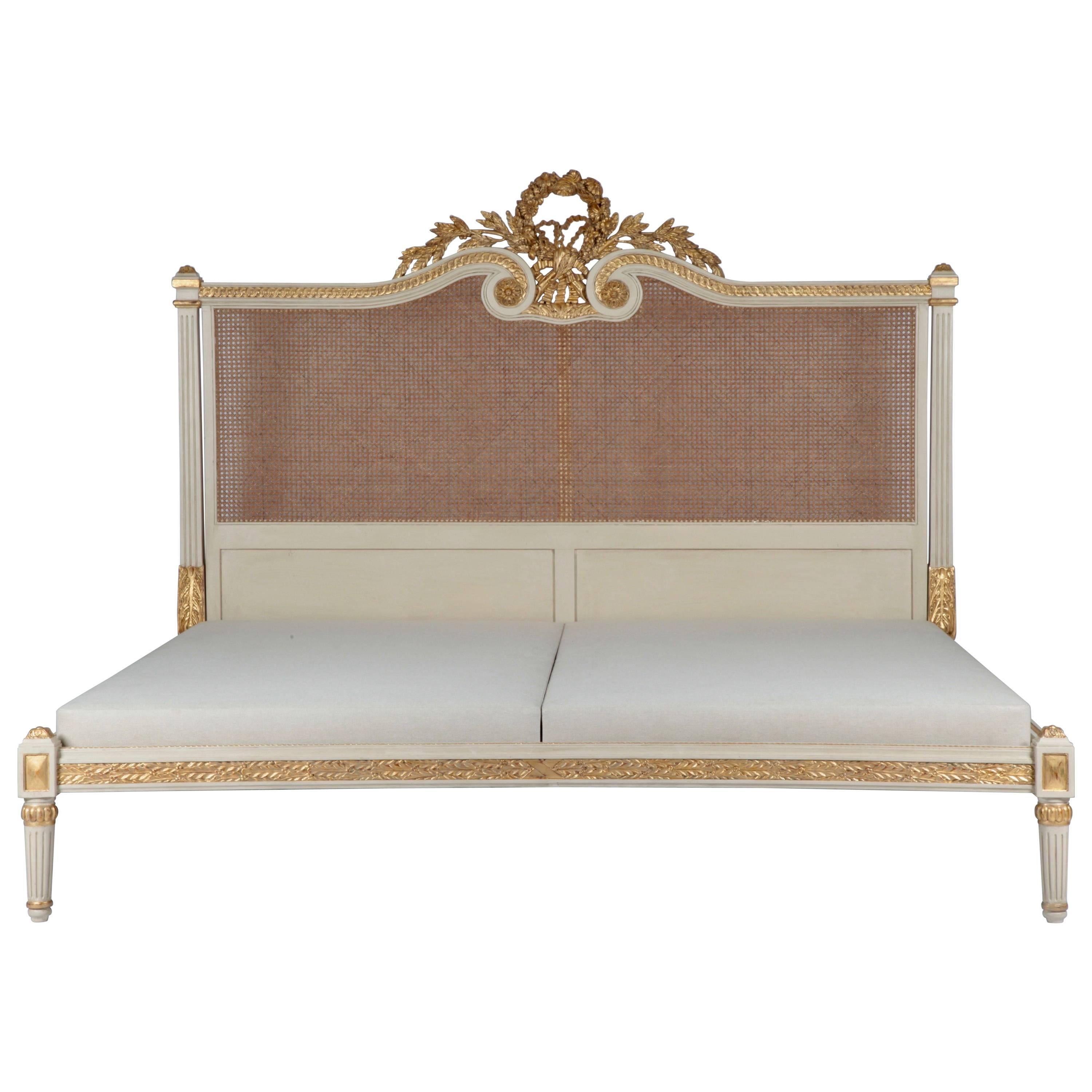 Rosace-Bett, UK Super King, handgeschnitzt im Louis-XVI.-Stil von La Maison London im Angebot